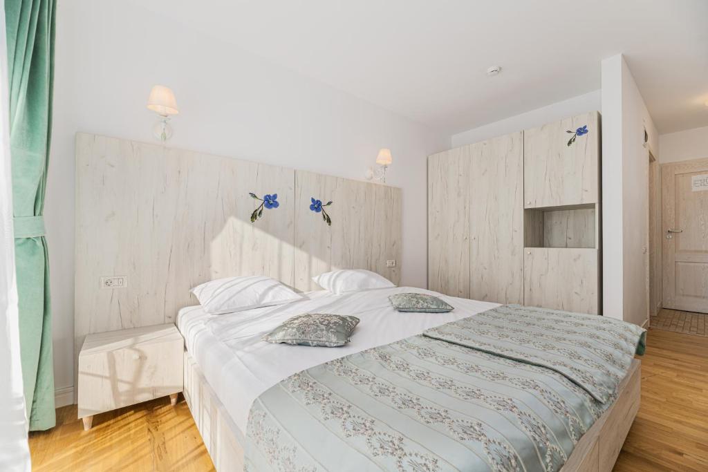 Double or Twin Standard