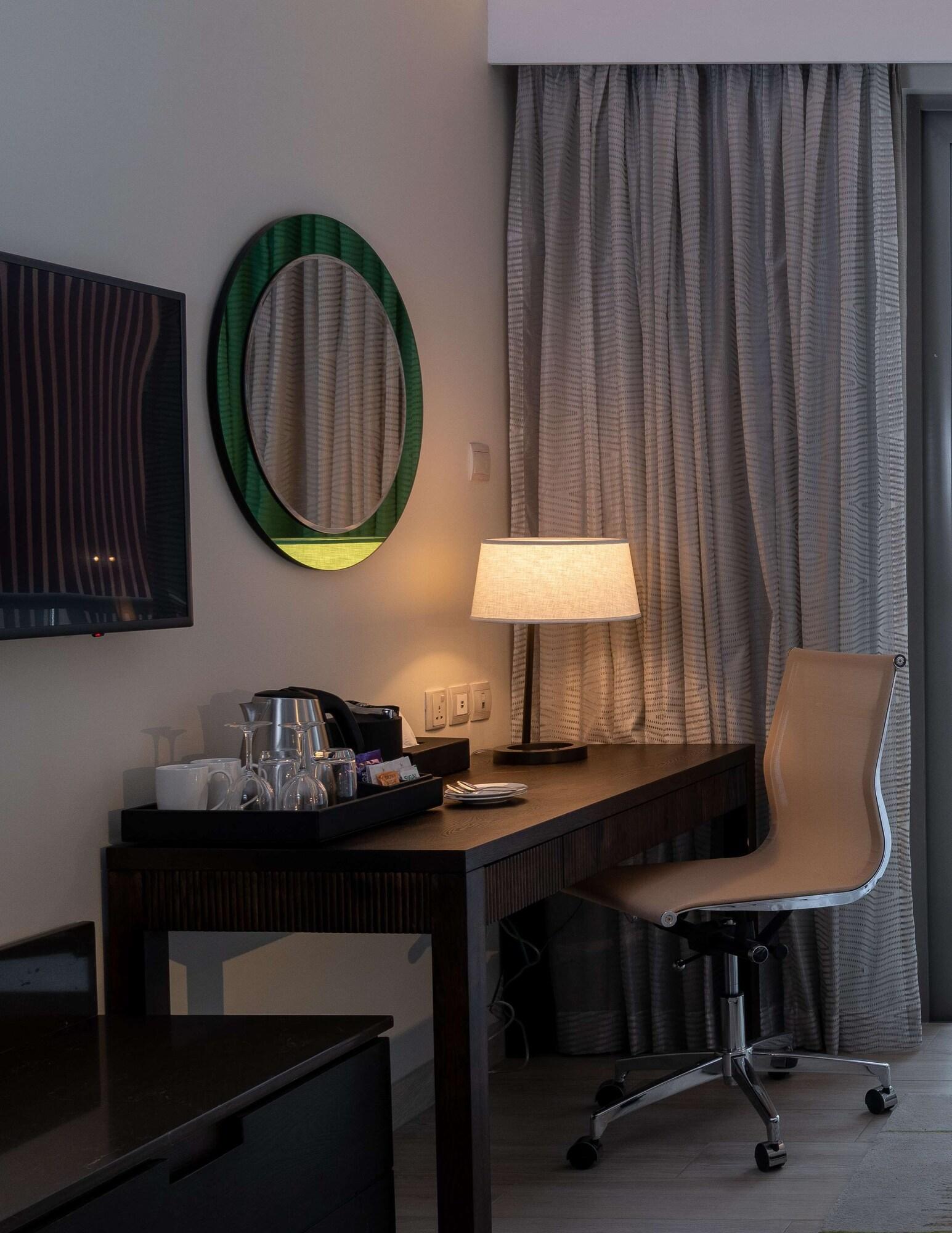 Suite Pool View King Bed