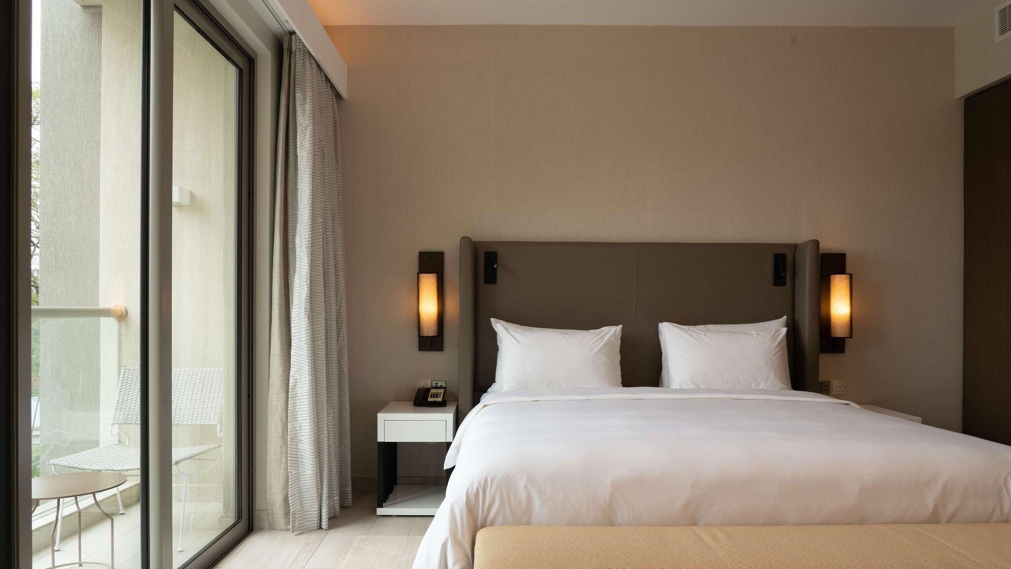 Suite Pool View King Bed