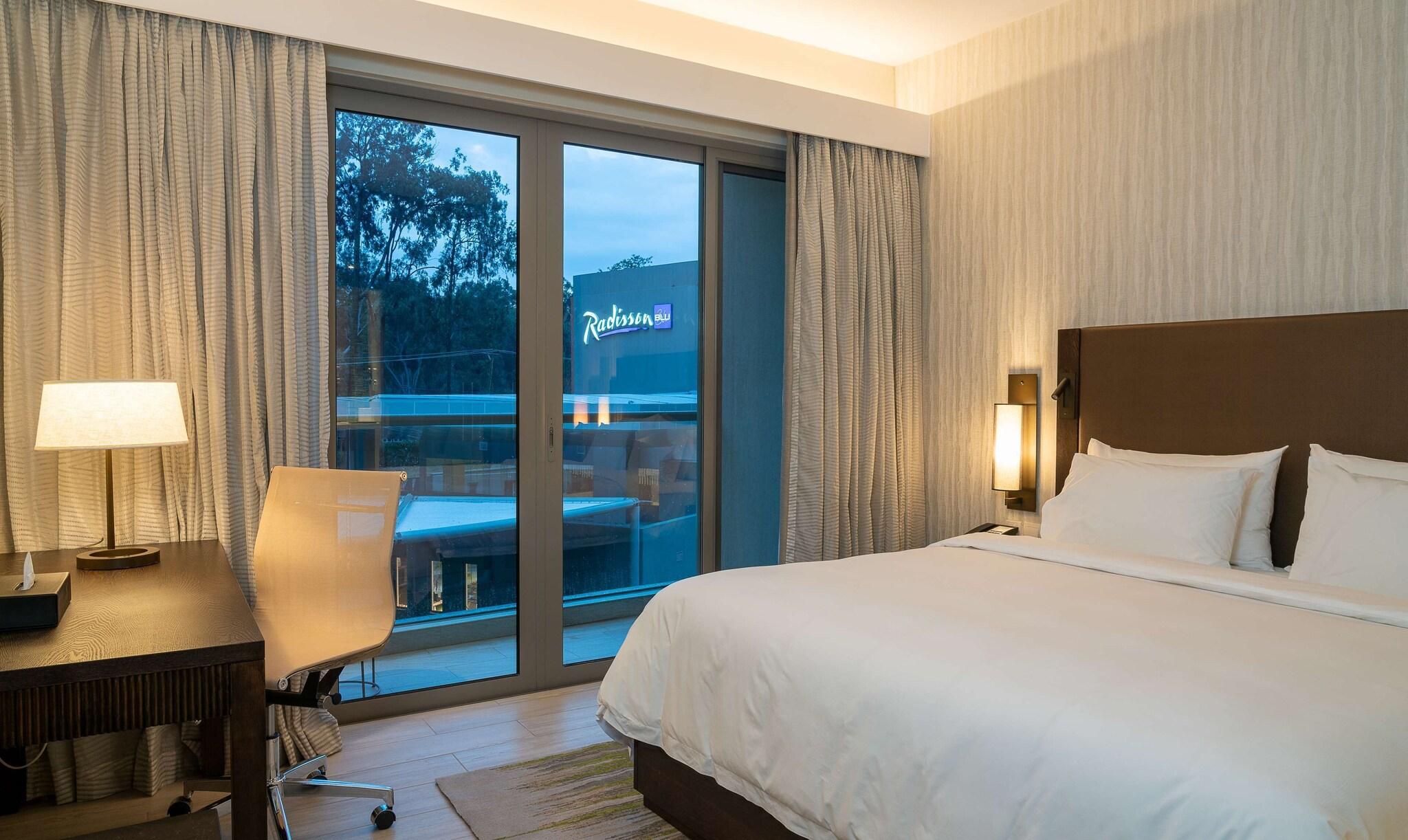 Suite Pool View King Bed