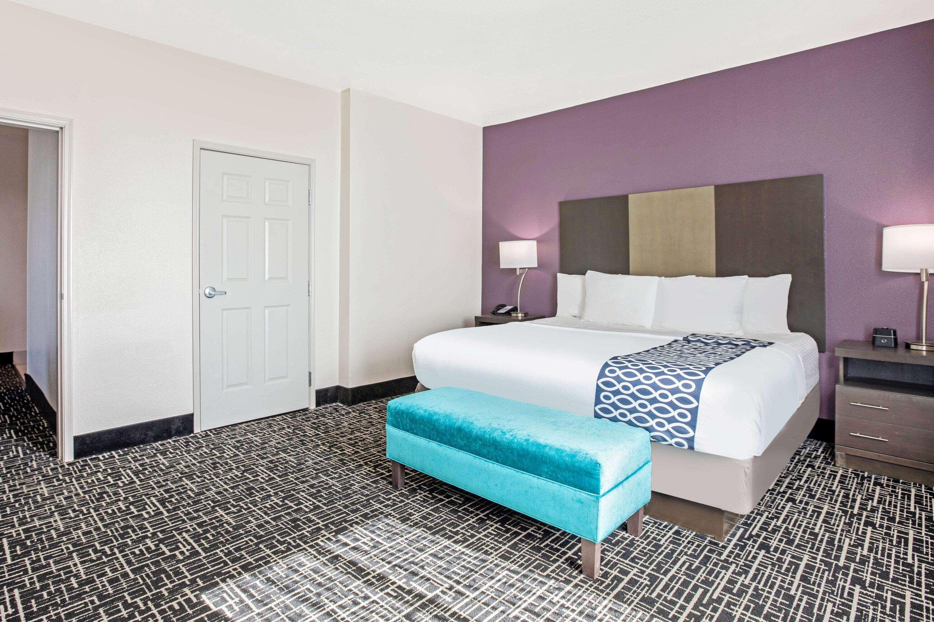 Suite Pool View King Bed