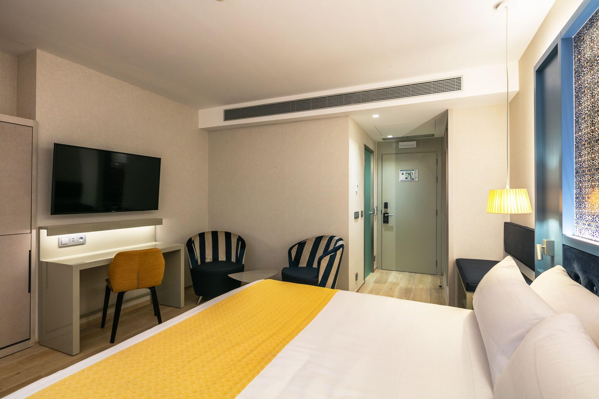 Family Room Queen Size Bed