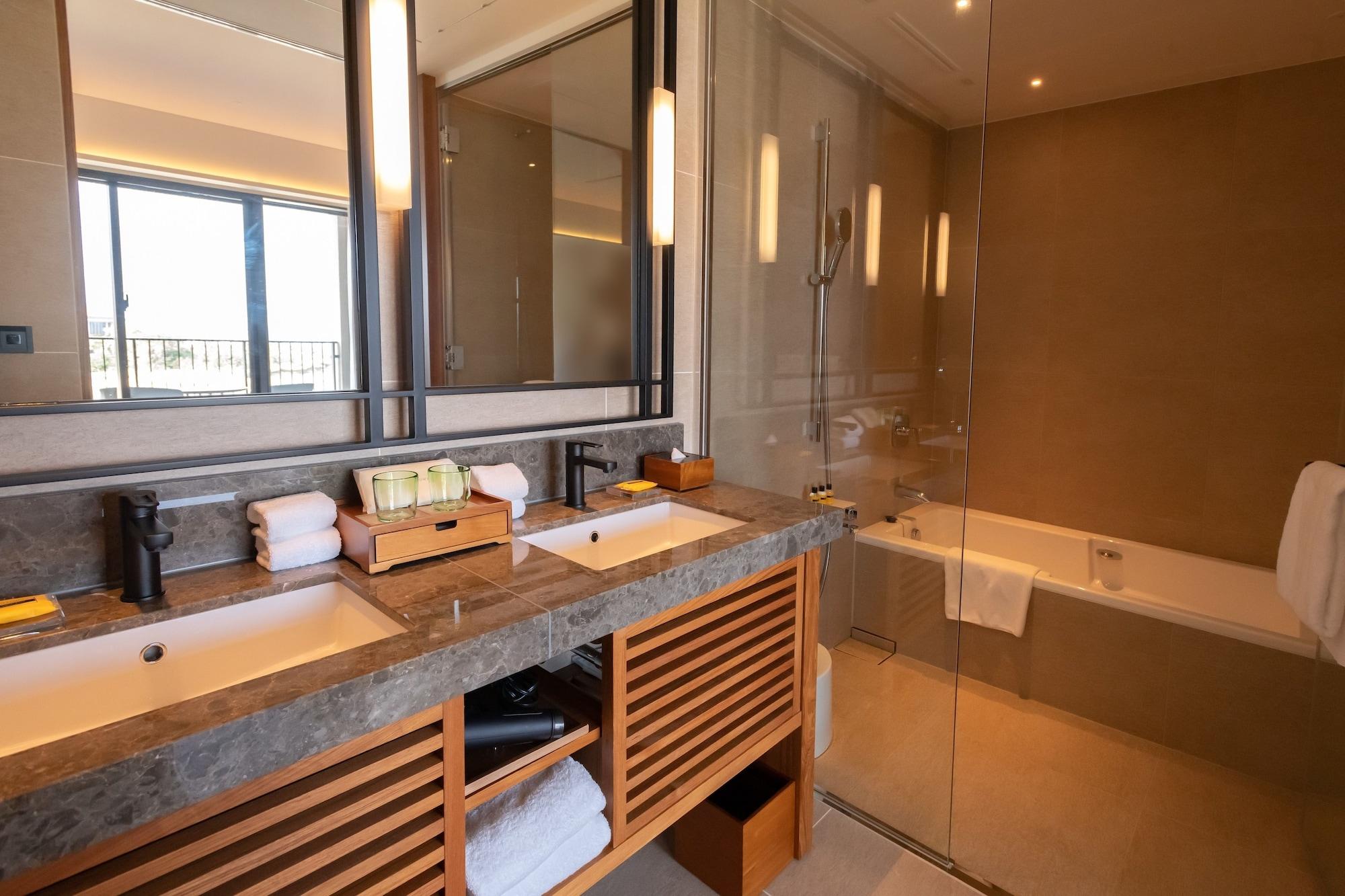 House Ocean Front King Bed