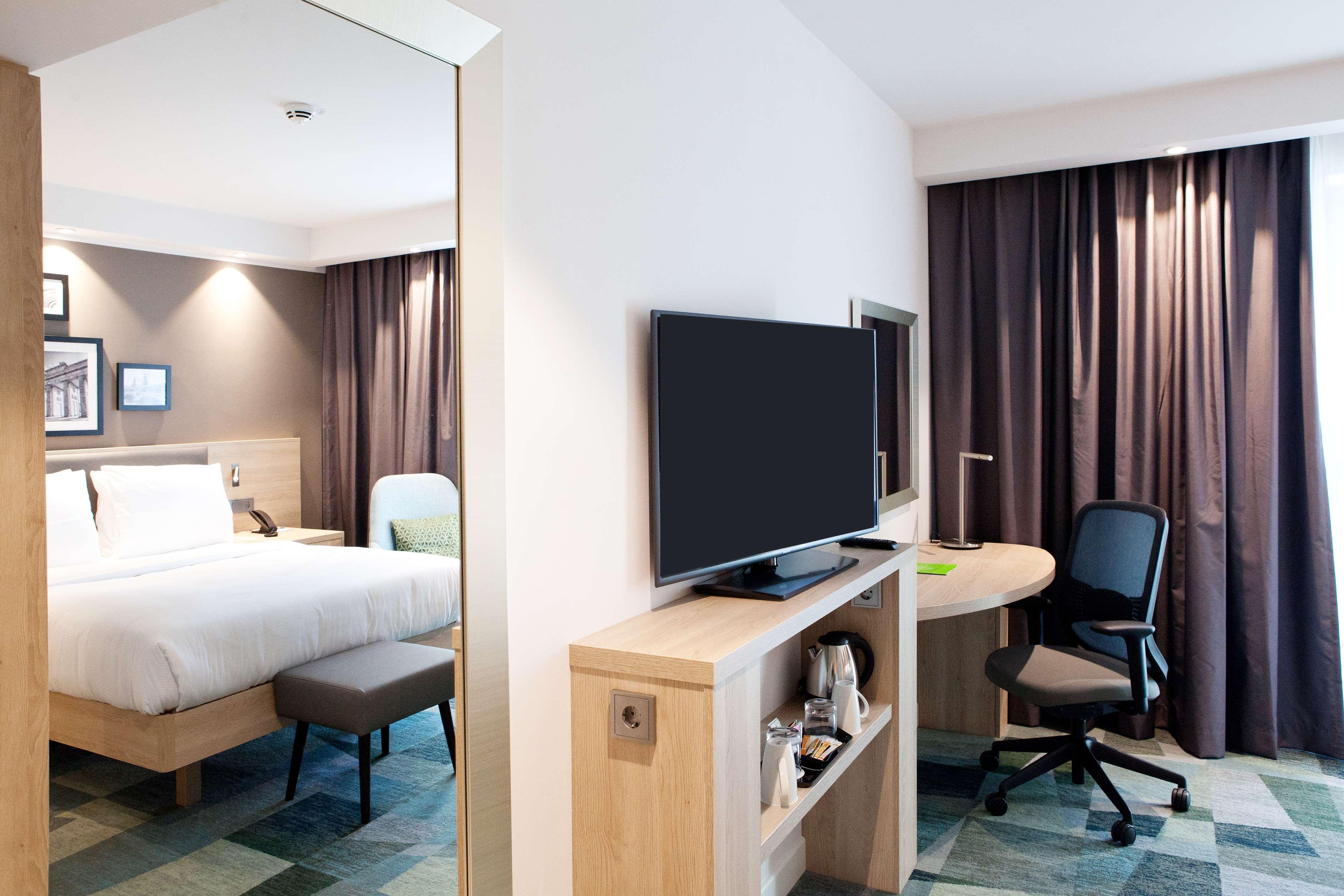 Family Room Accessible-queen Size Bed