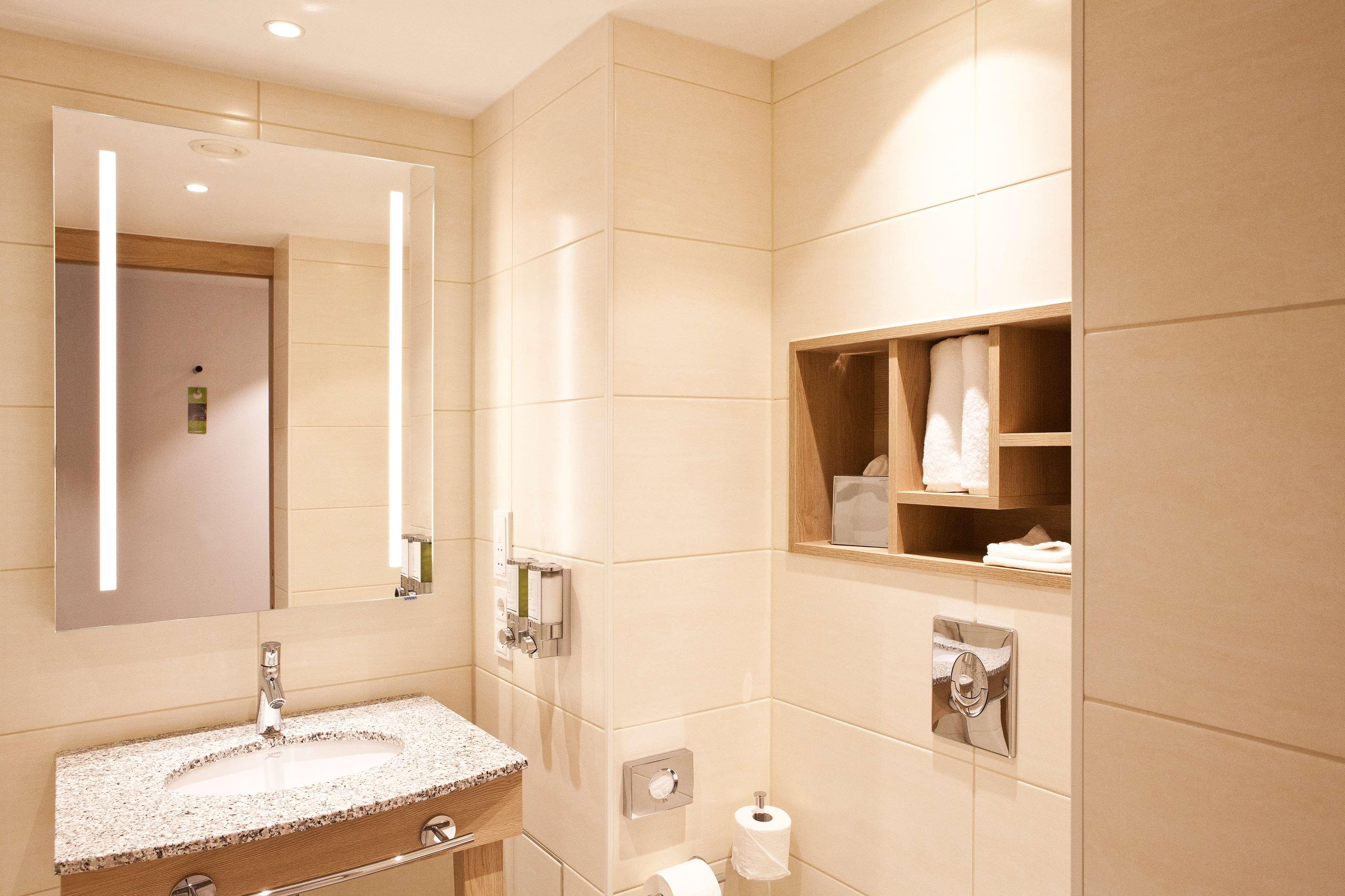 Family Room Accessible-queen Size Bed