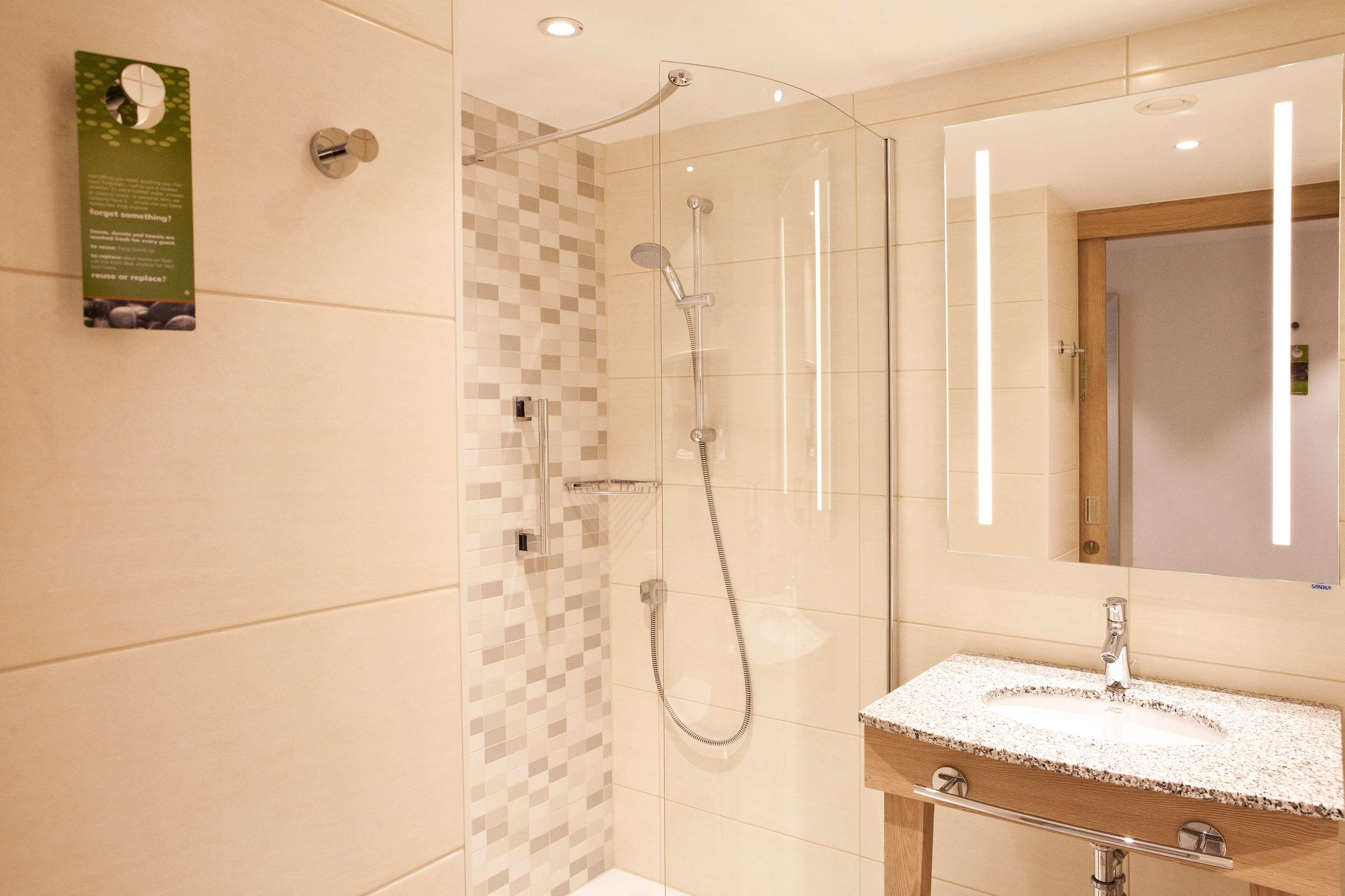 Family Room Accessible-queen Size Bed