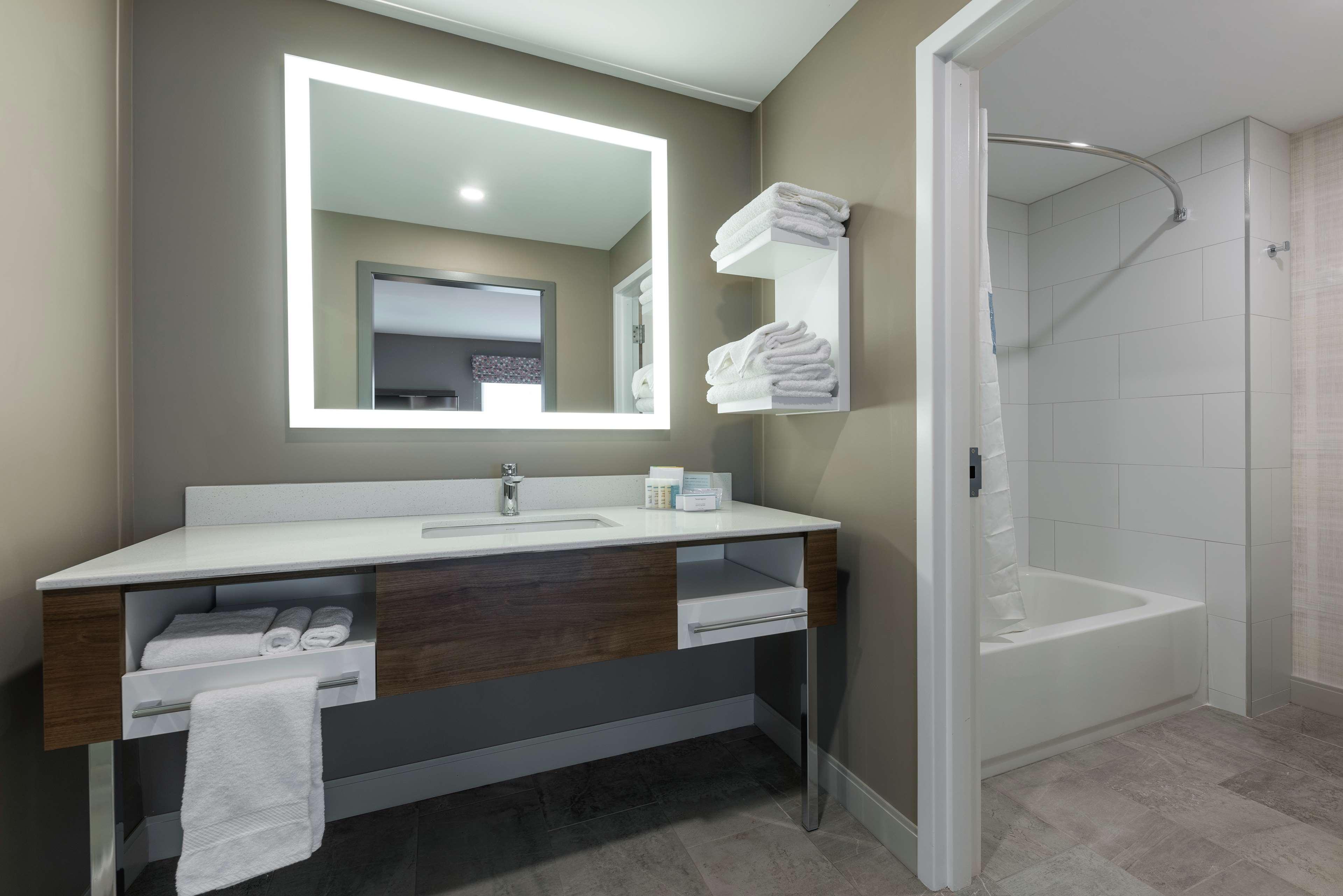 Studio Two Queen Beds