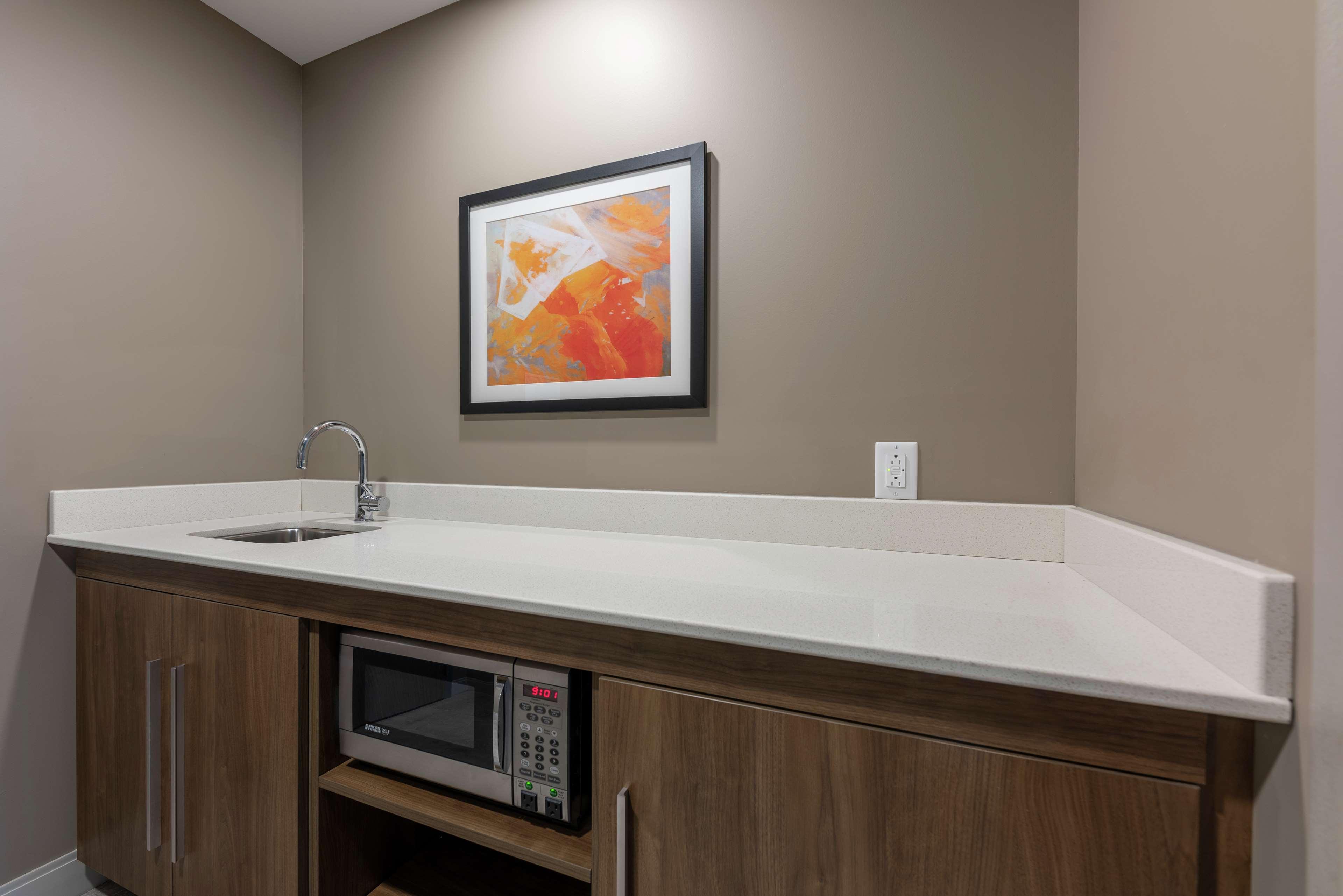 Studio Two Queen Beds