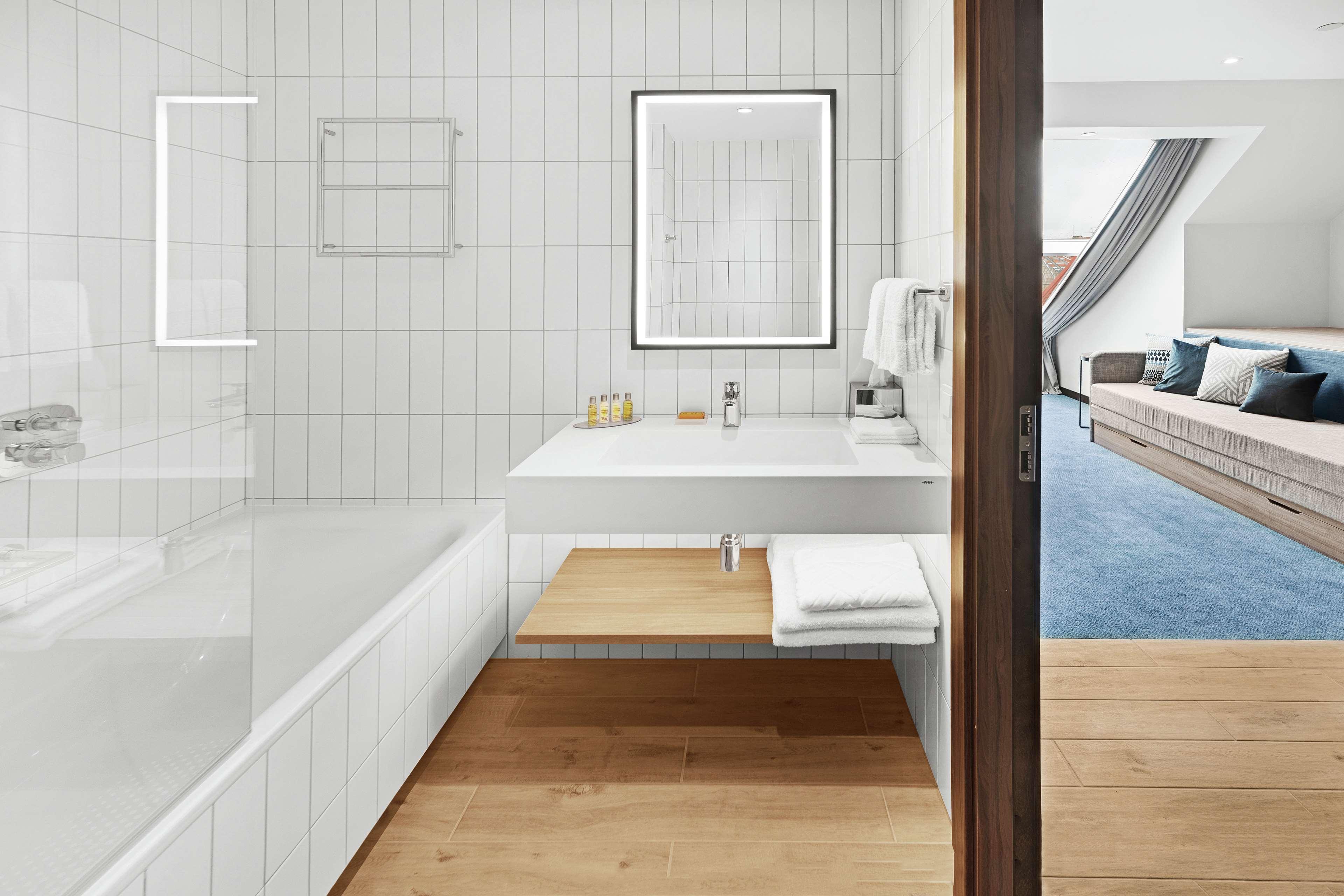 Double Deluxe City View King Bed