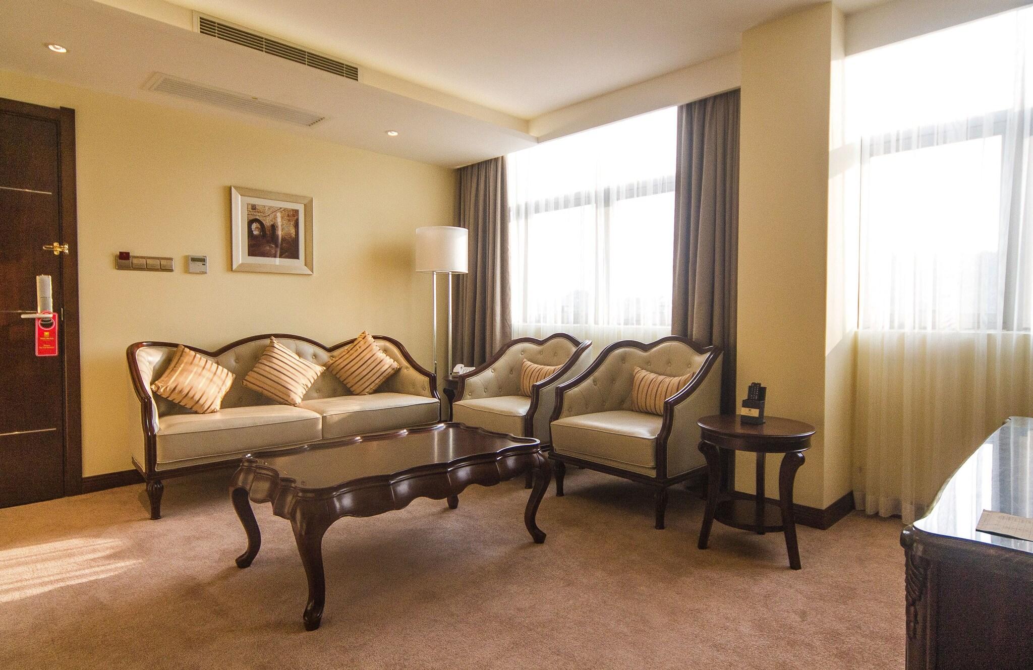 Junior Suite Queen Size Bed