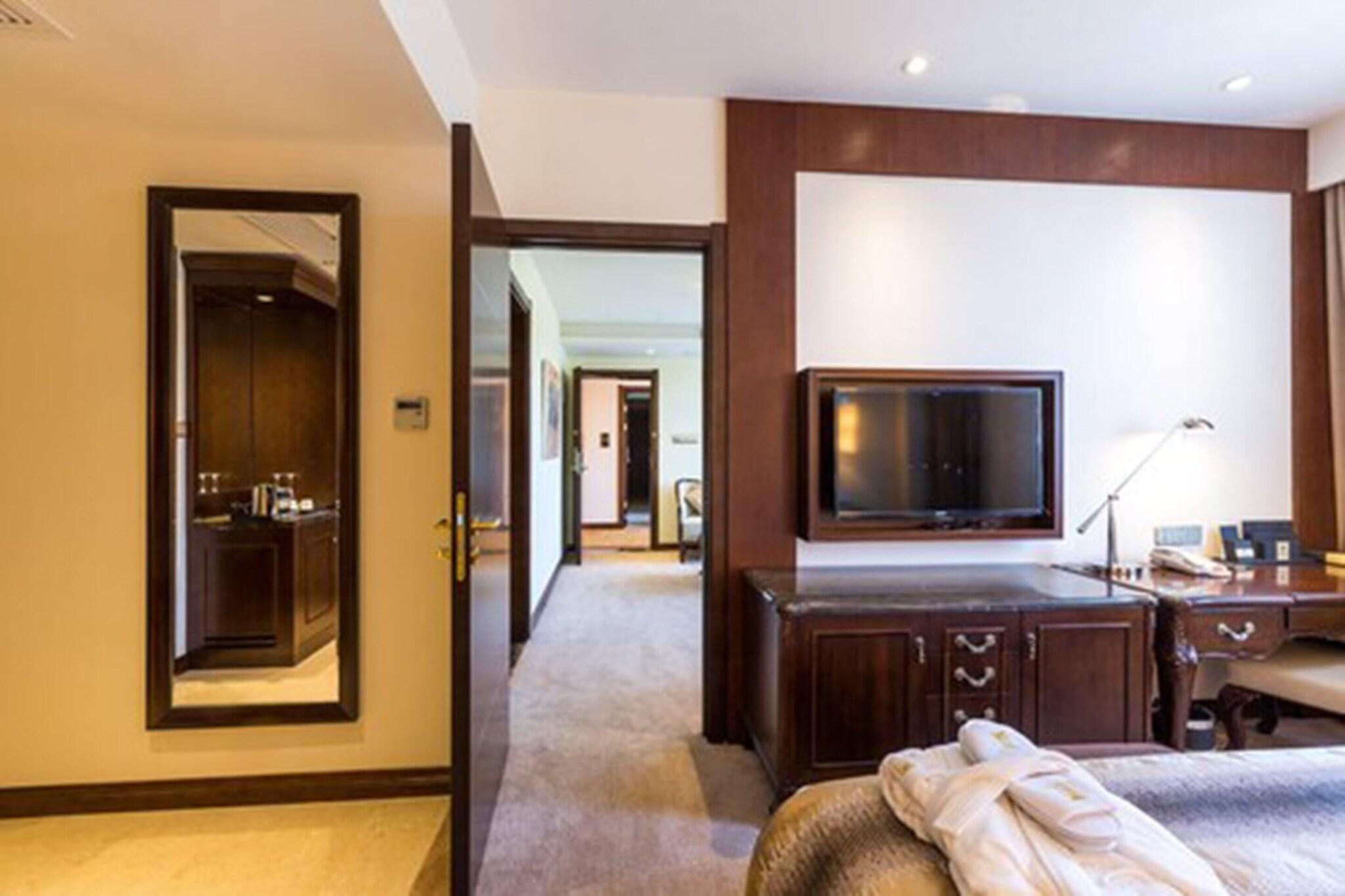 Junior Suite Queen Size Bed