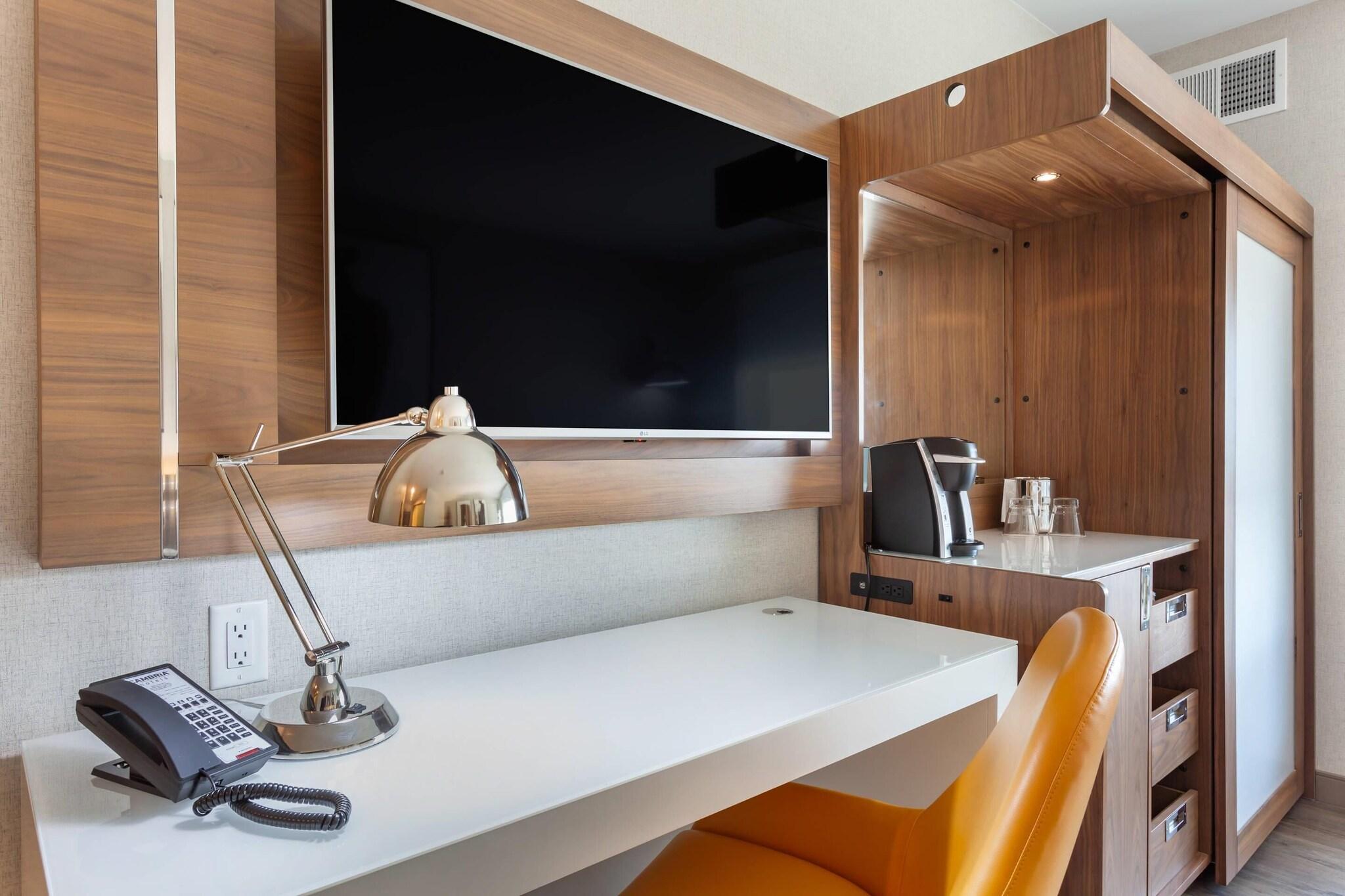 Quadruple Executive Queen Bed