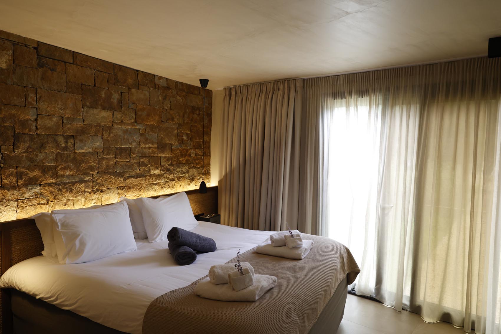 Double Deluxe One Bed