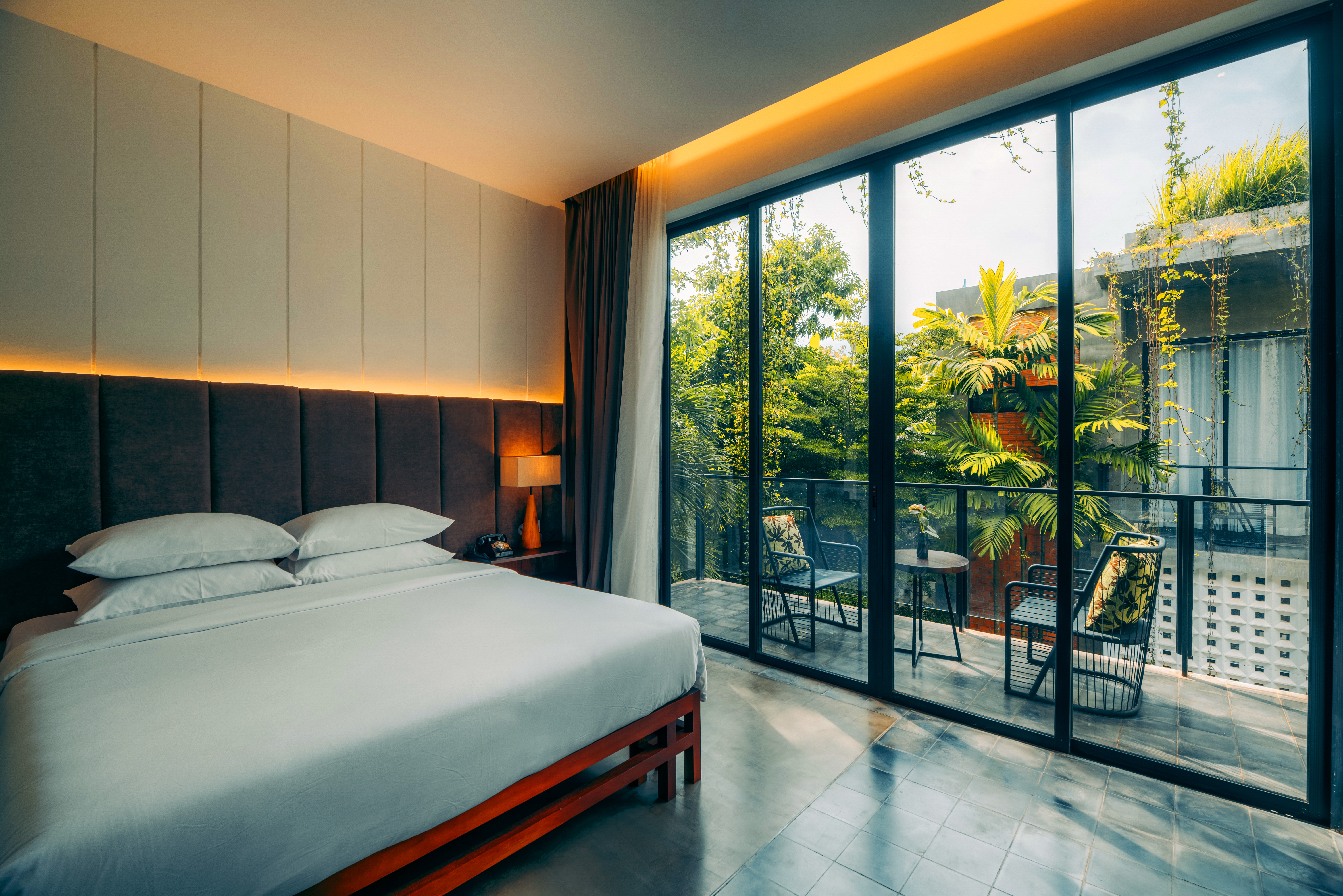 Suite Pool View King Bed