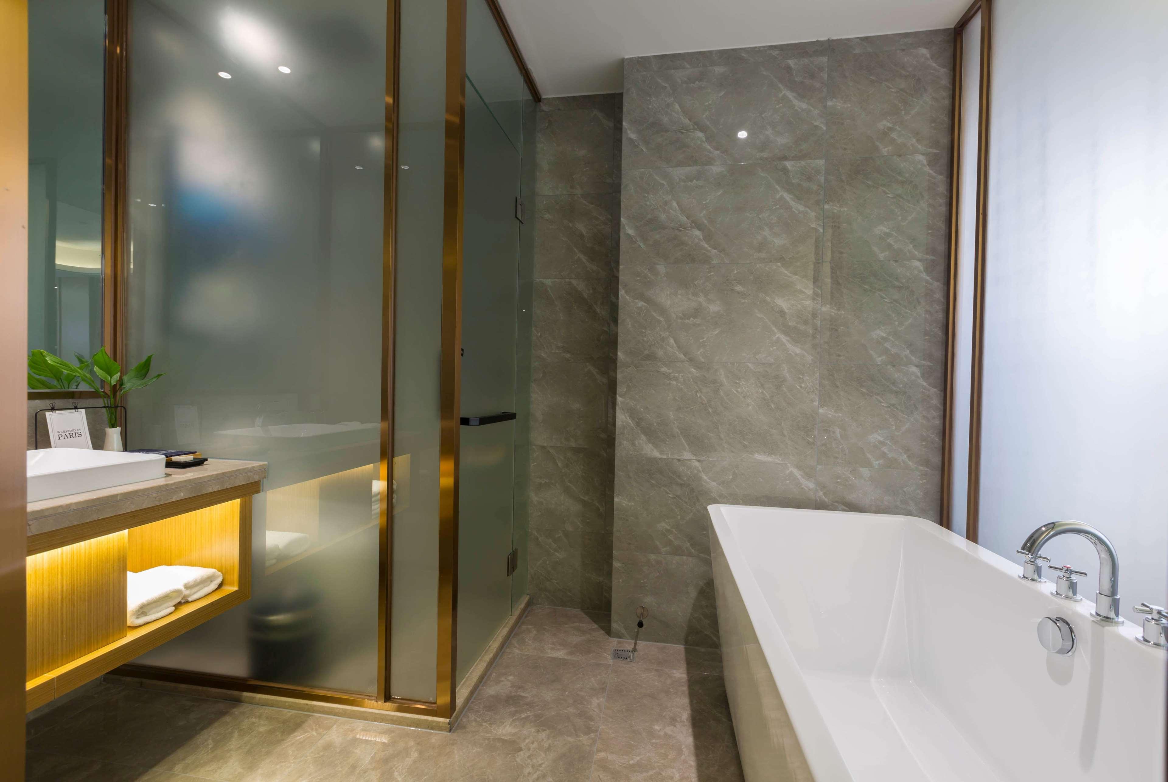 Suite Deluxe King Bed