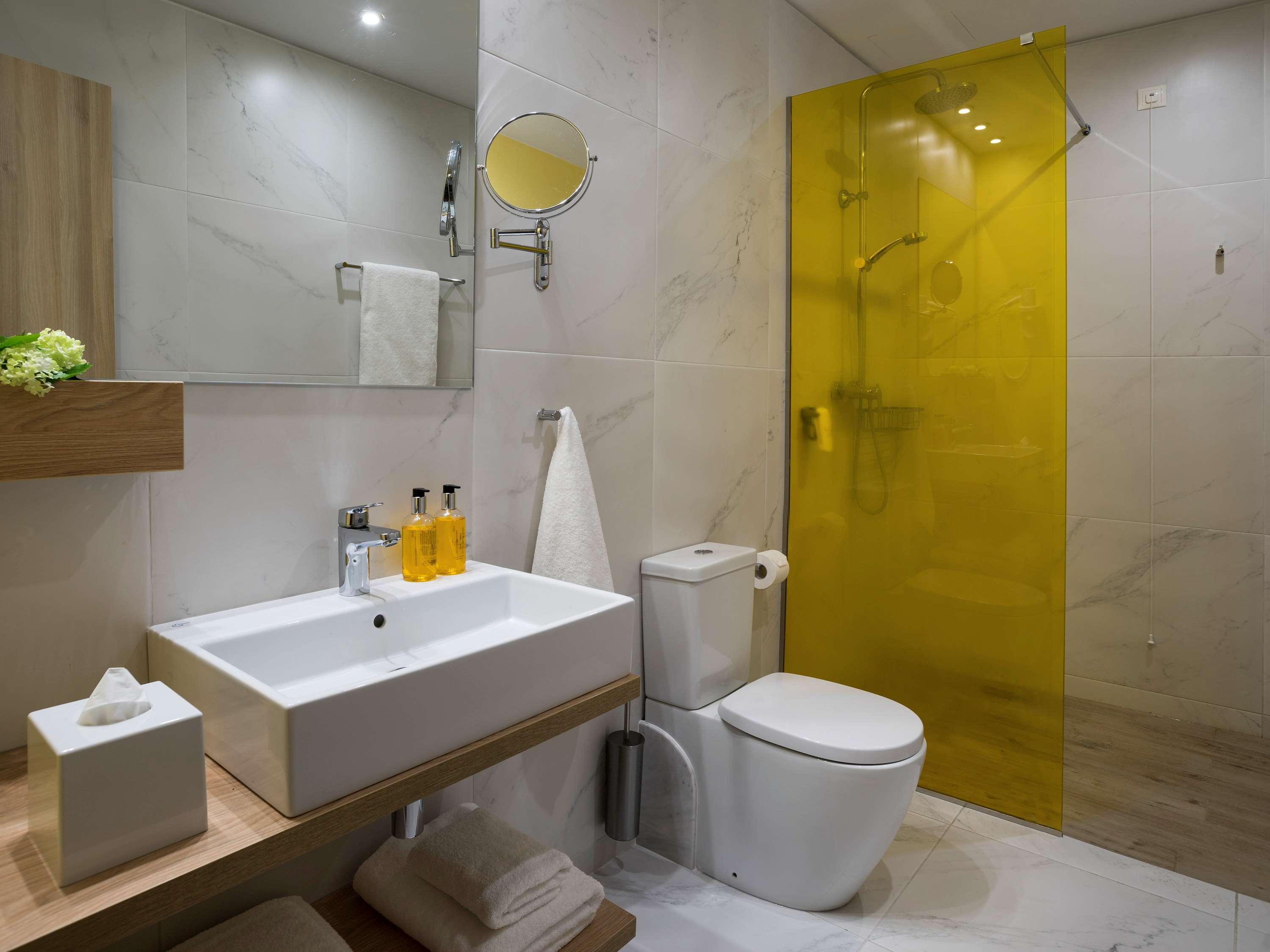 Double or Twin with Double Bed