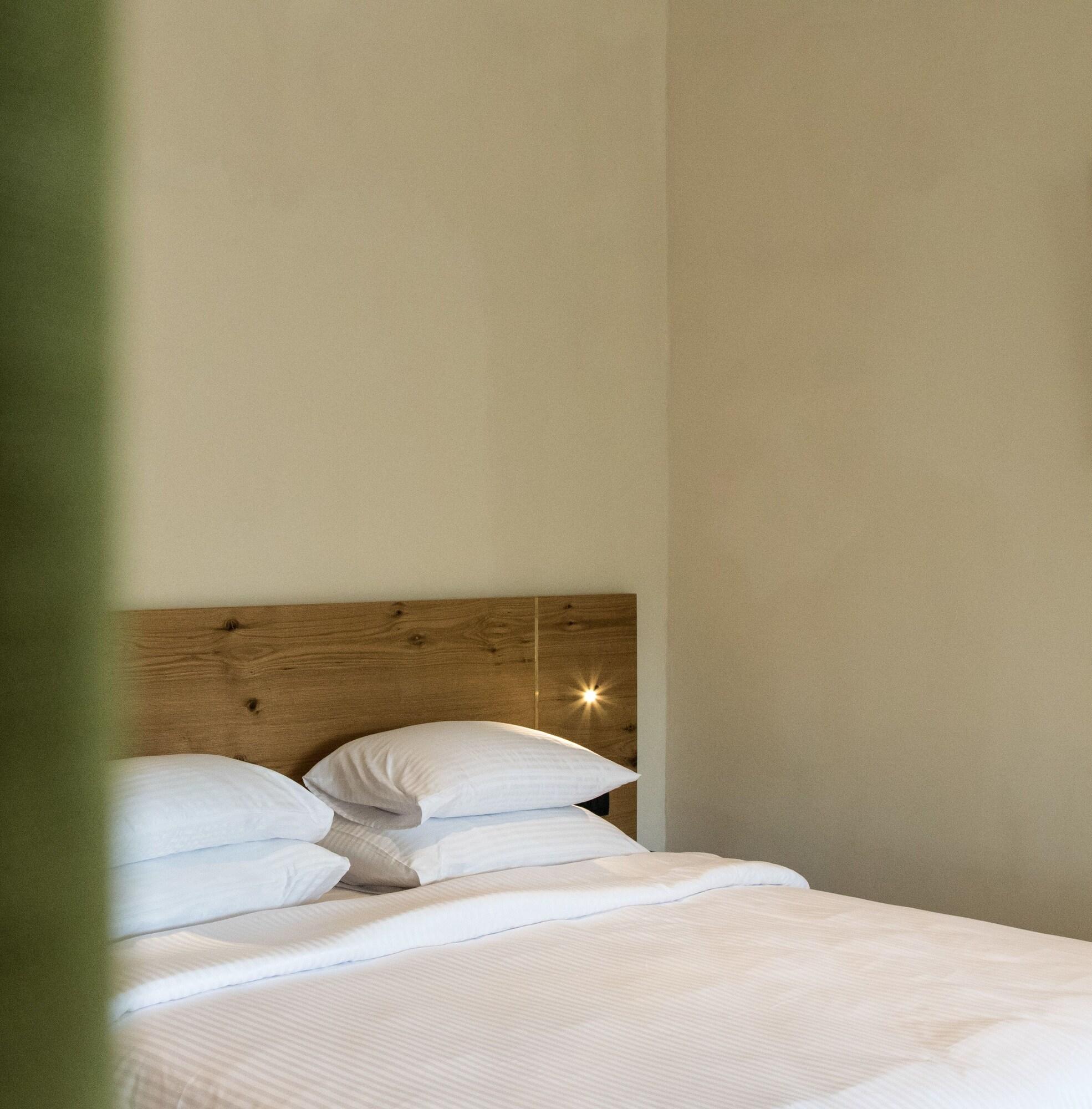 Double Classic Queen Bed