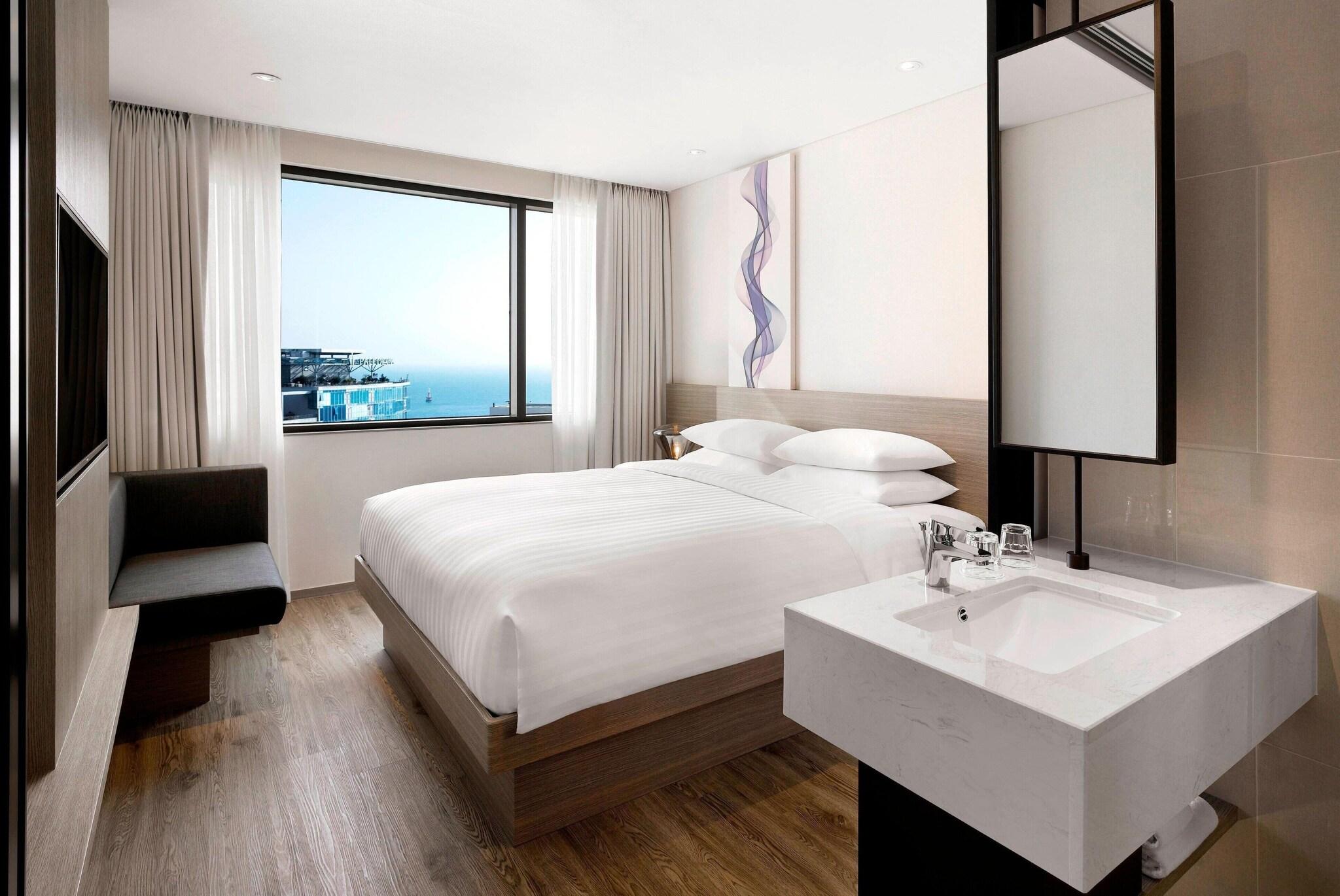 Double Partial Ocean View King Bed