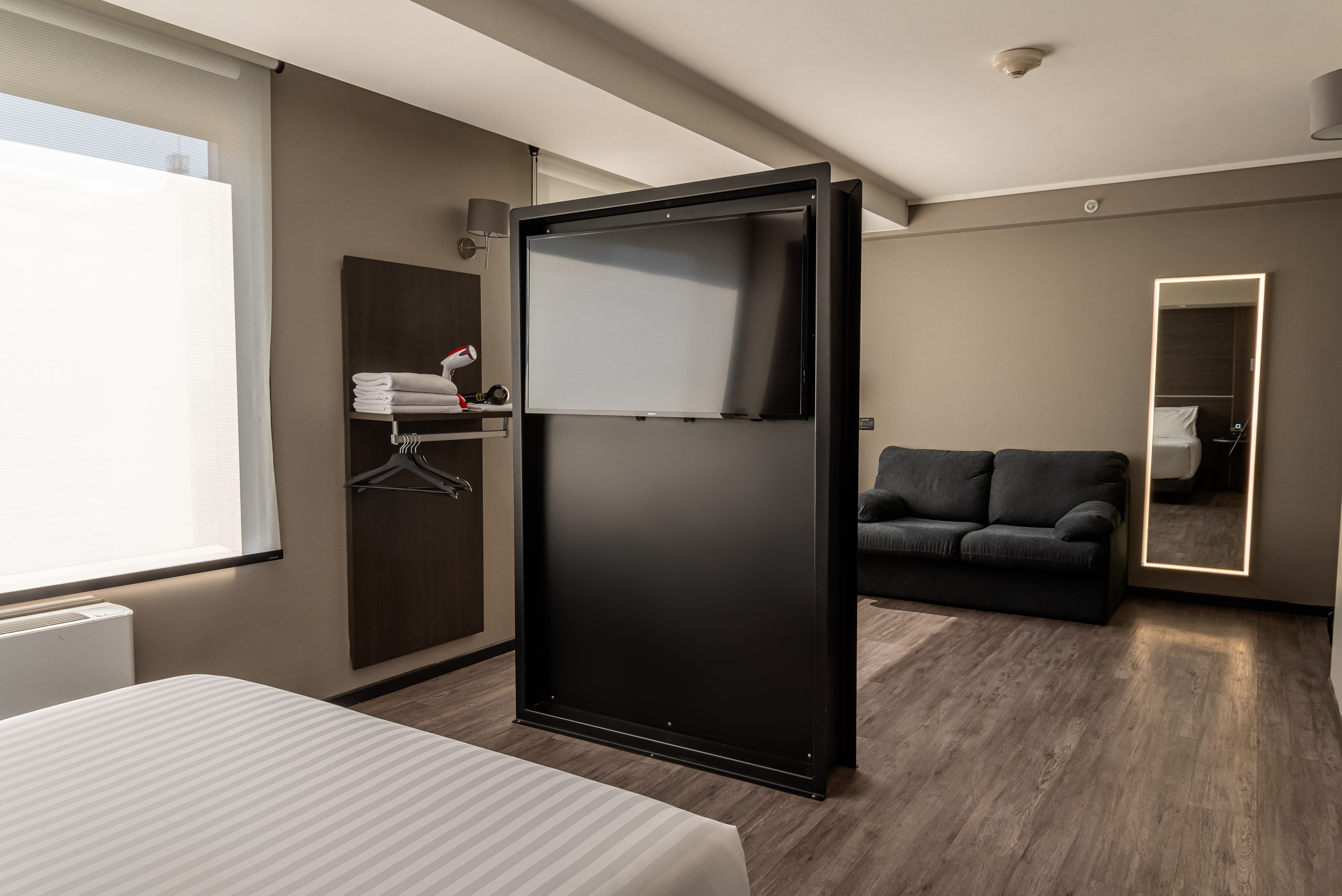 Junior Suite Accessible-queen Size Bed