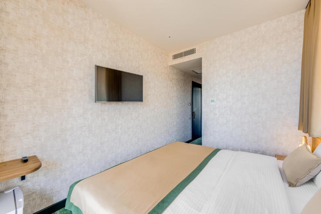 Double or Twin Economy