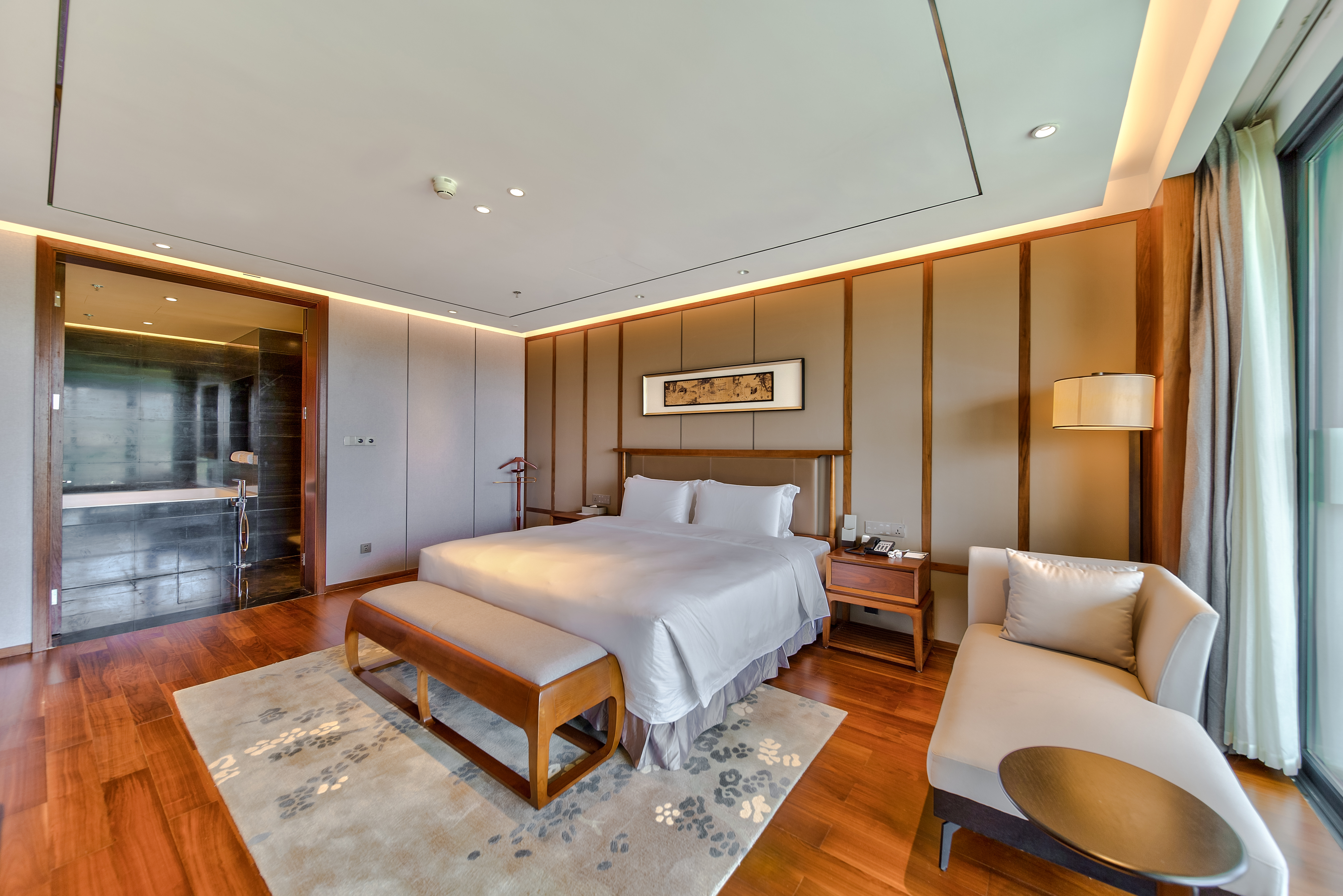 Suite Business King Bed