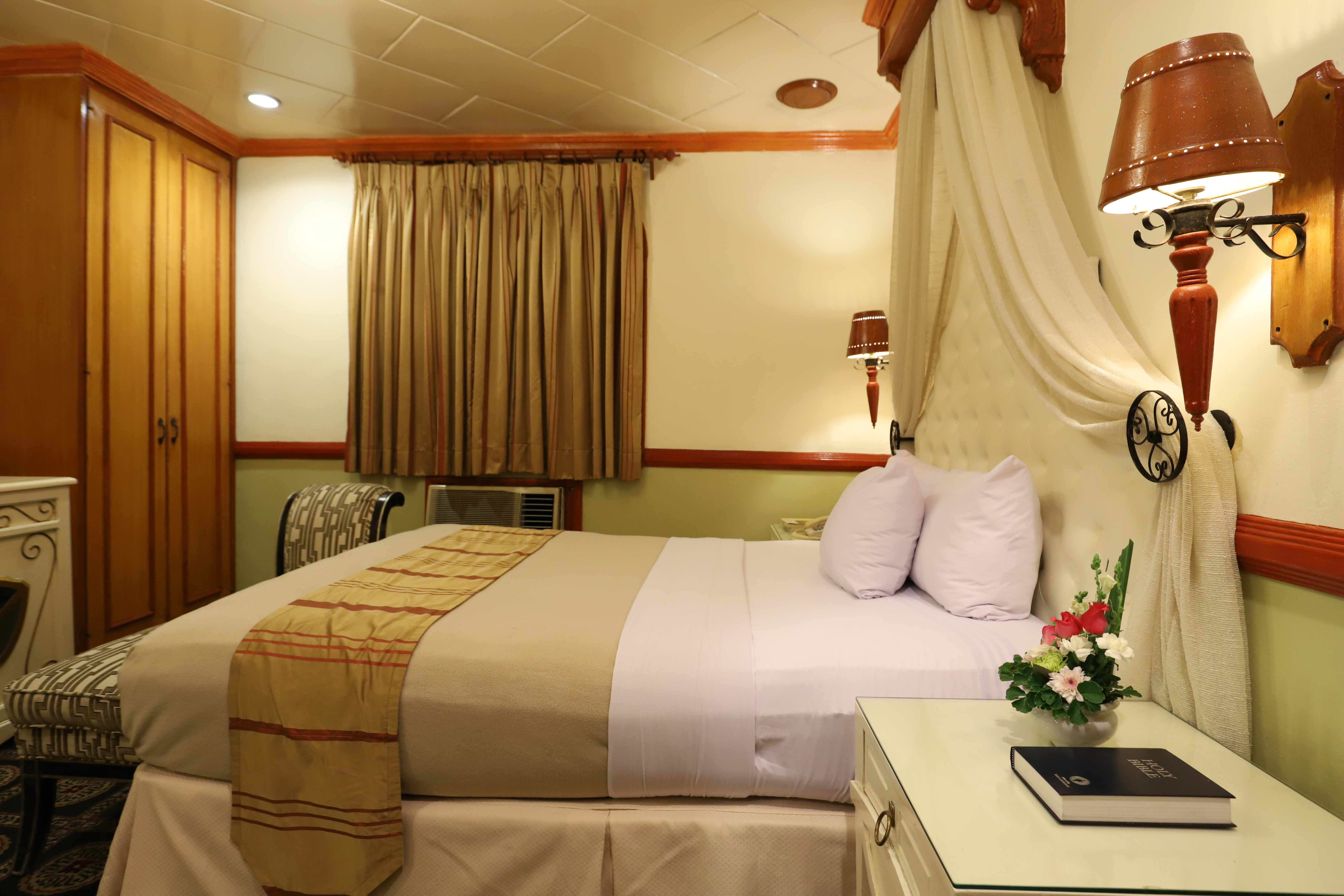 Double Deluxe Queen Bed