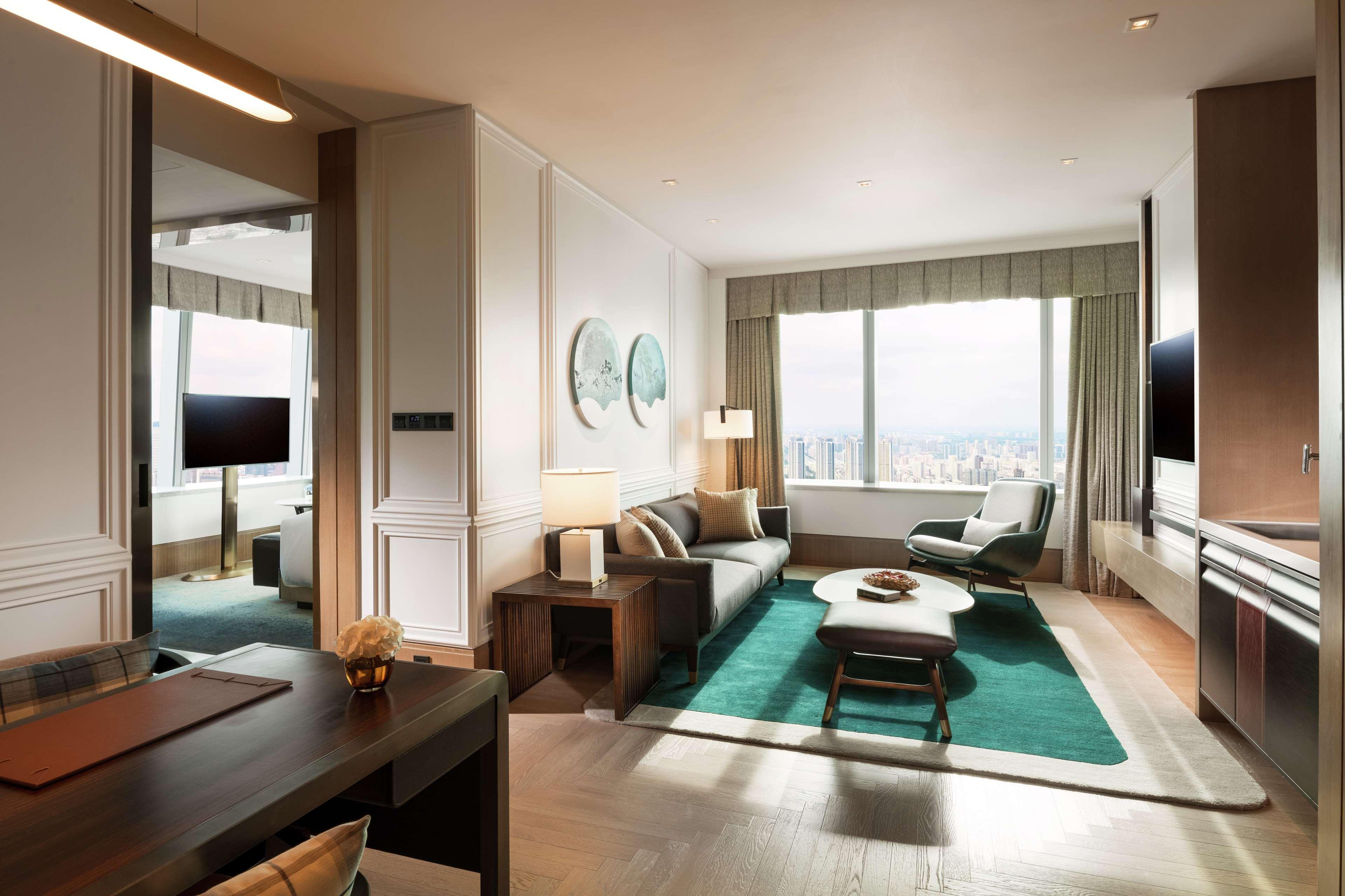 Suite Deluxe King Bed