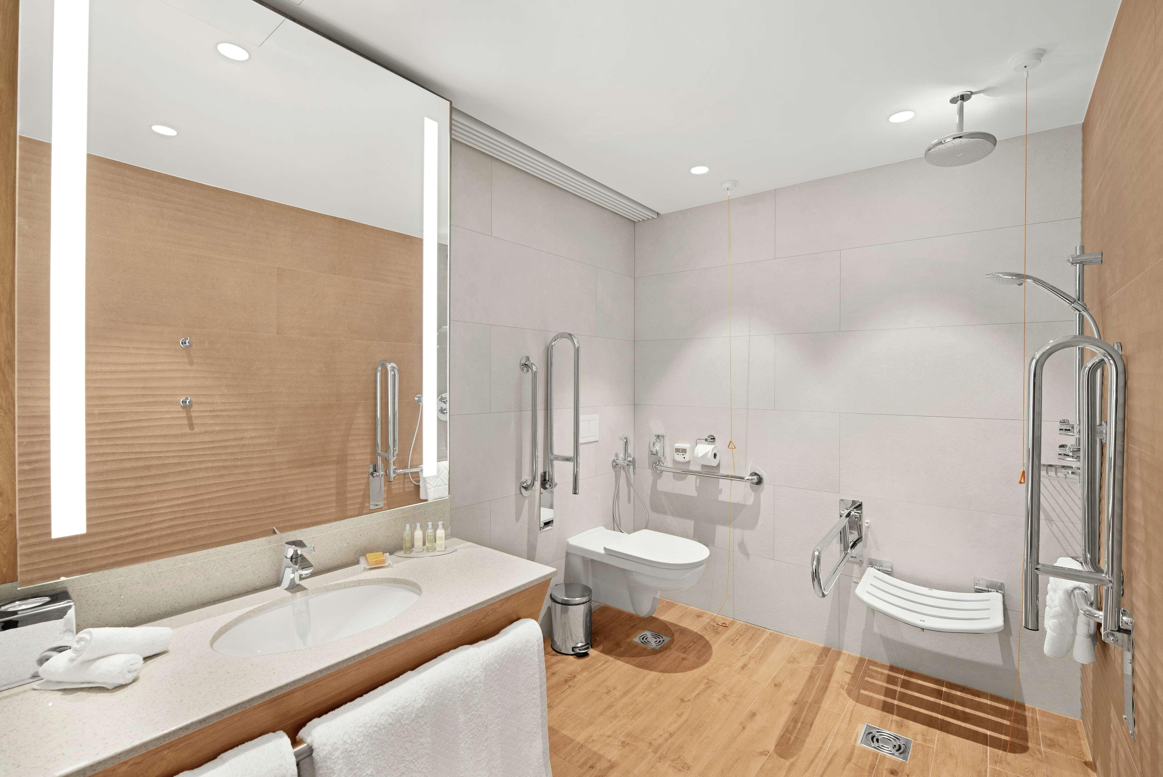 Family Room Accessible-queen Size Bed