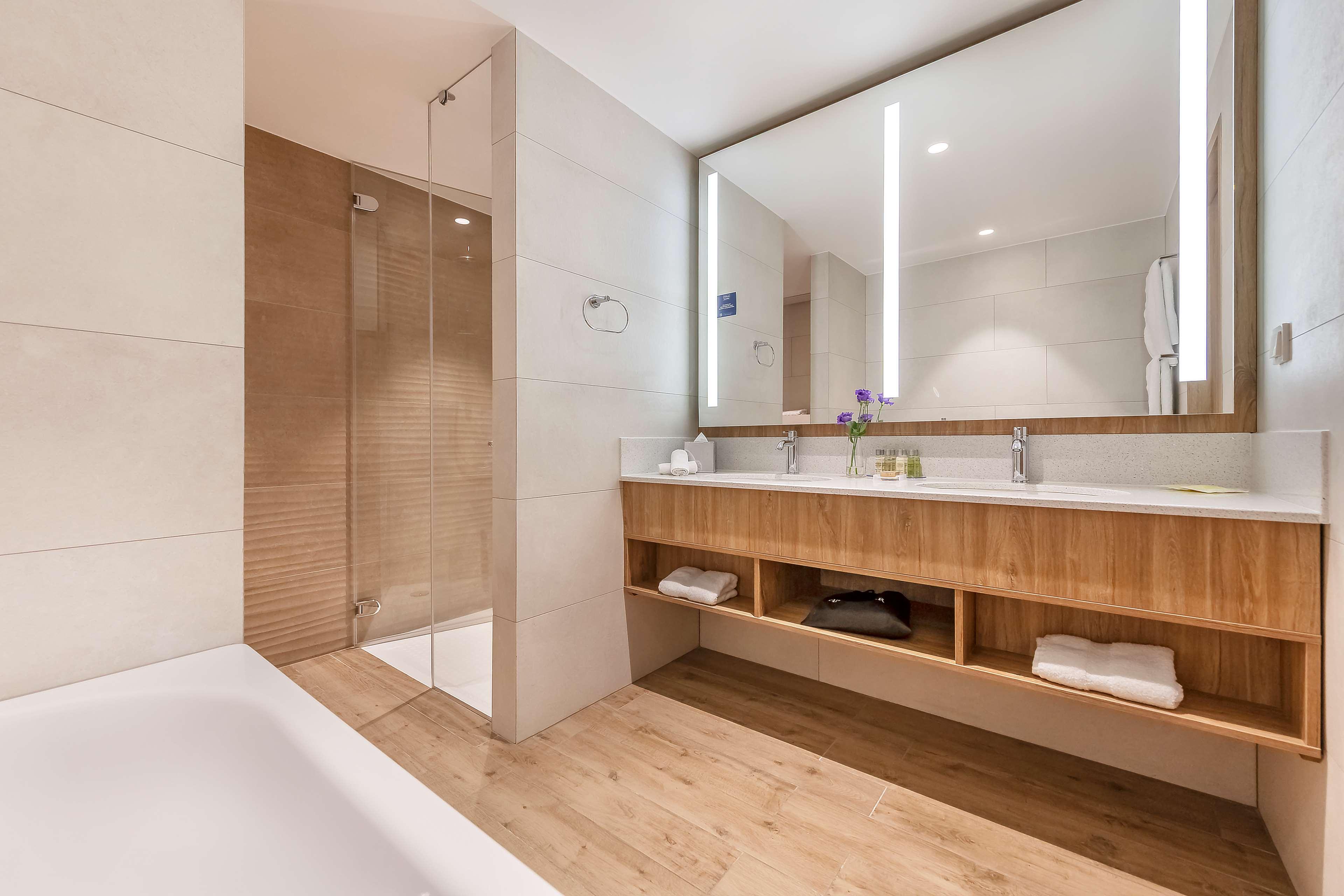 Double Deluxe King Bed