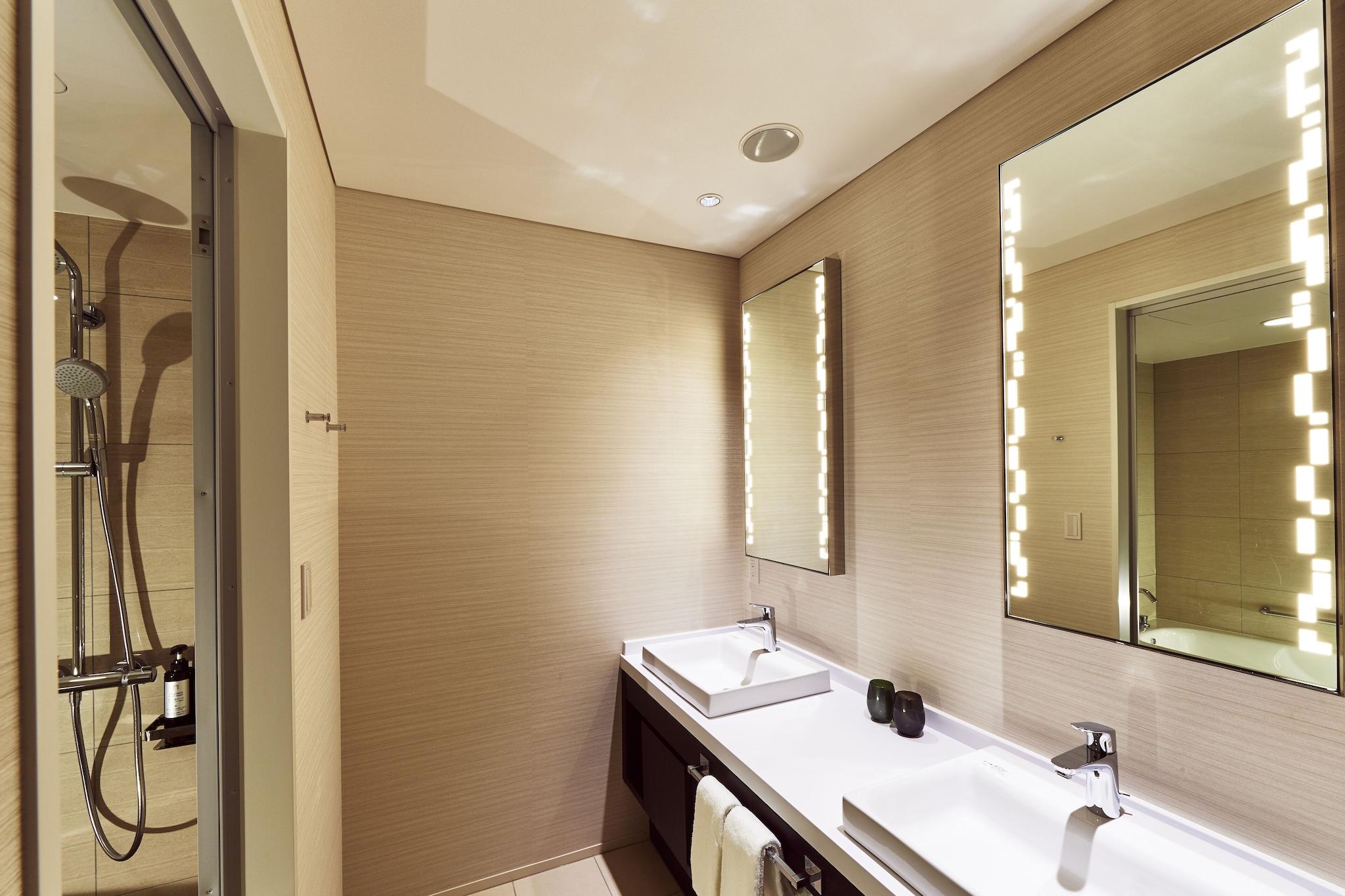 Double Deluxe King Bed