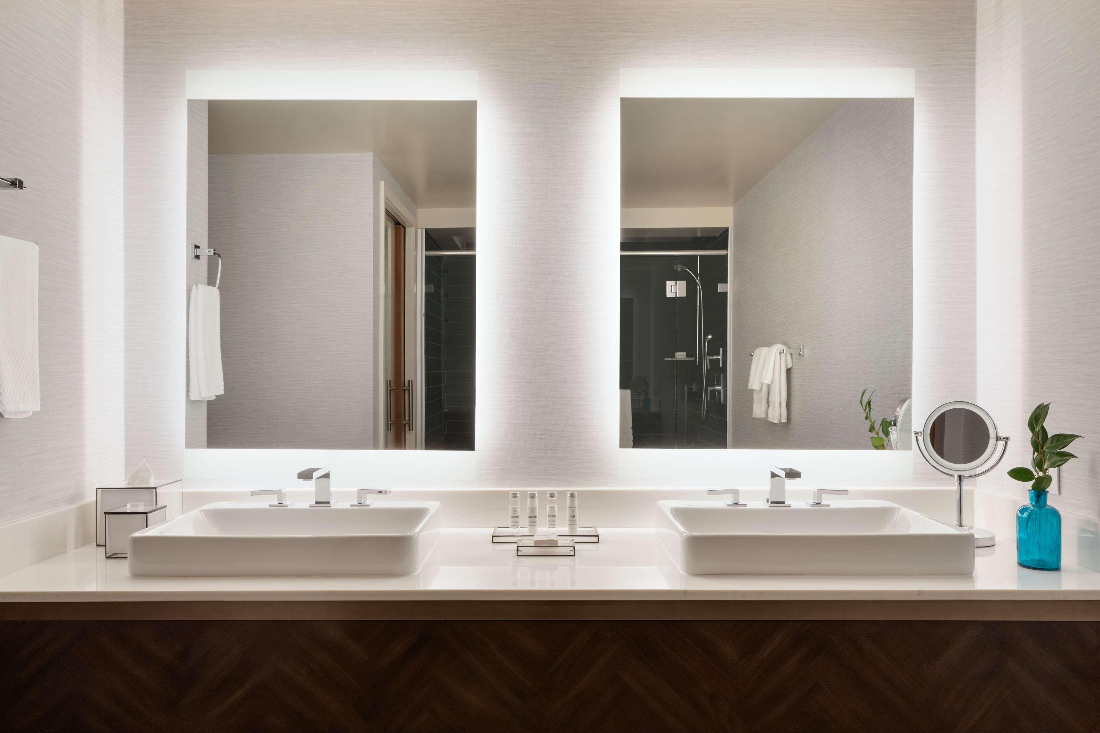 Junior Suite City View King Bed