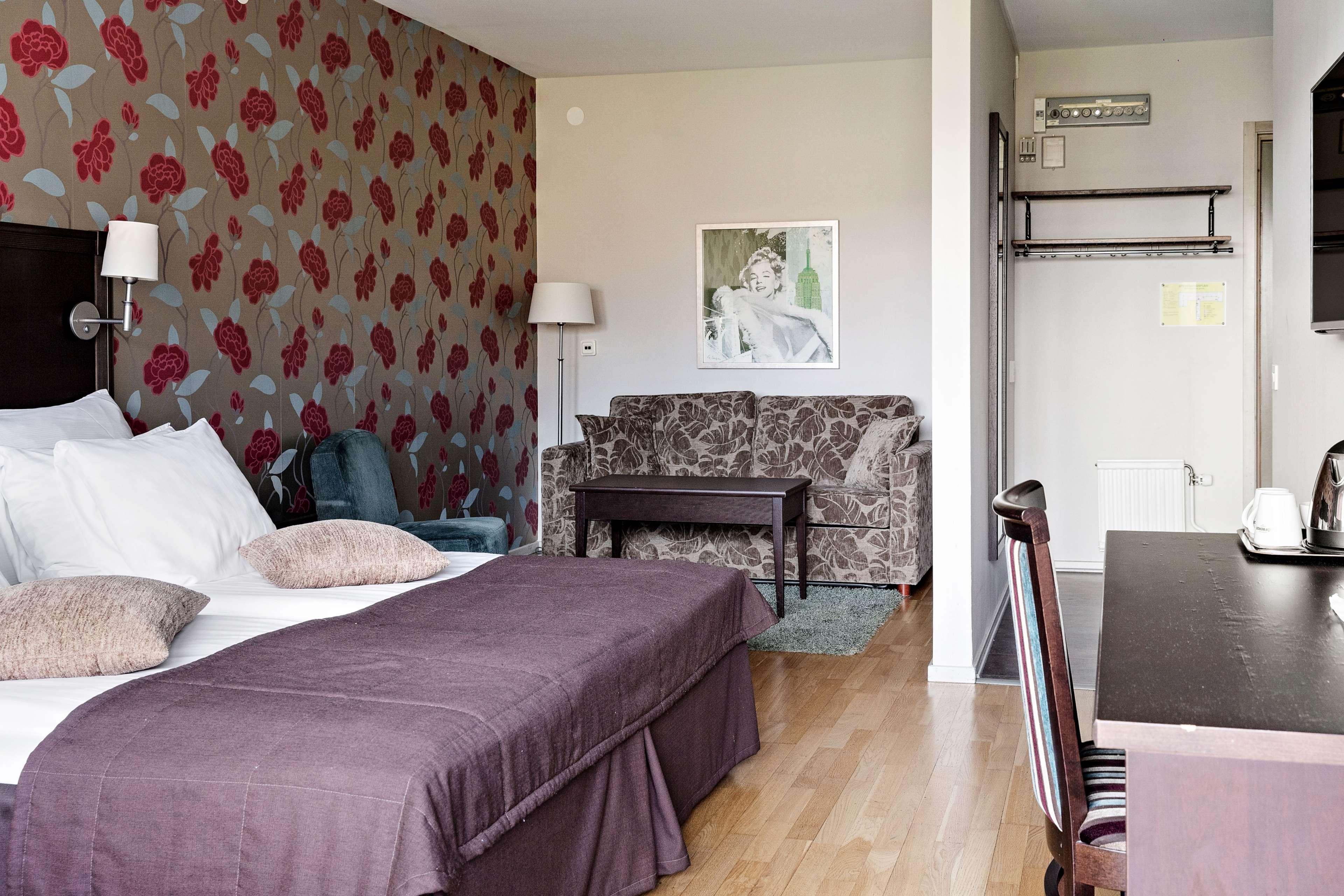 Double King Bed with Jacuzzi