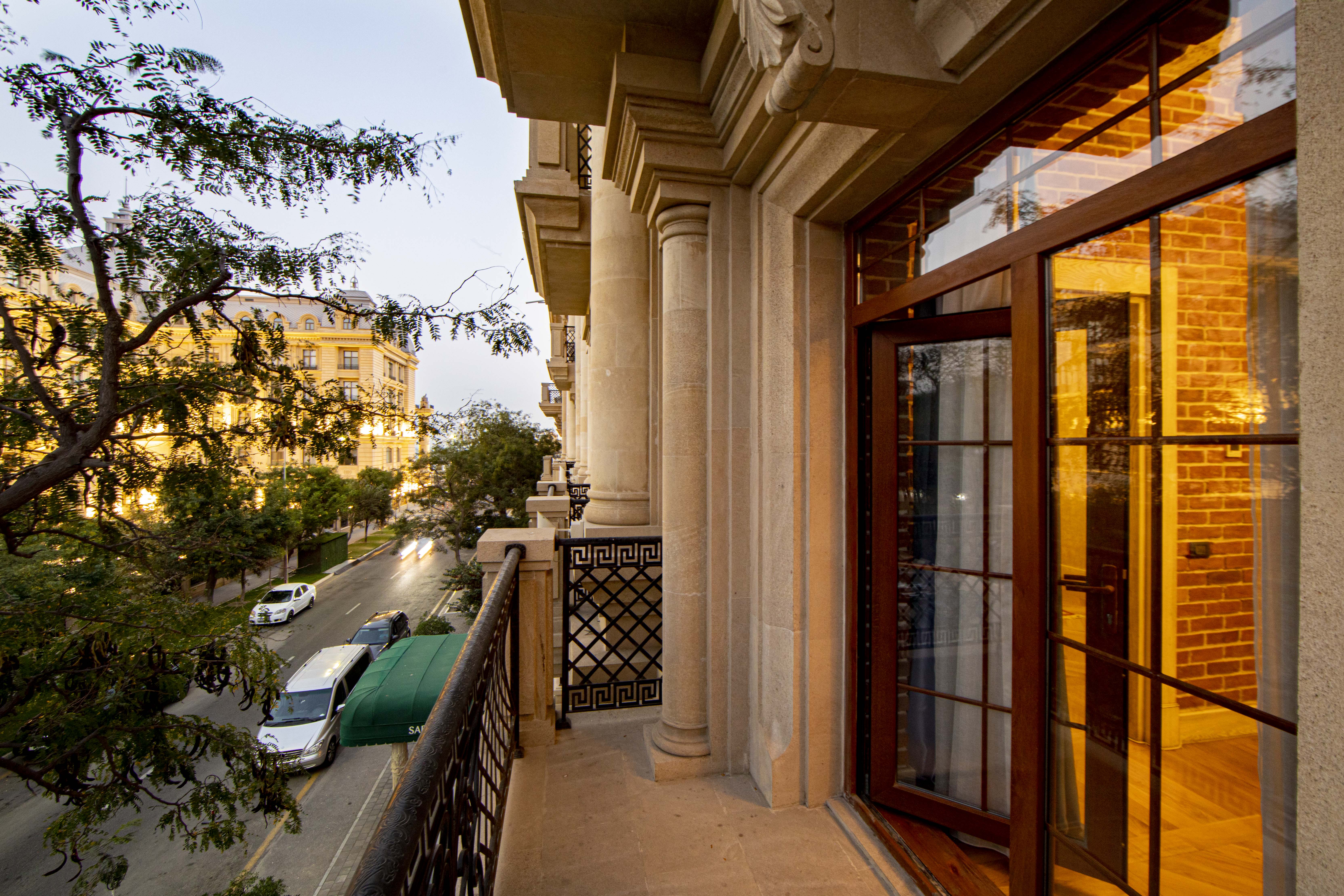 Double Single Executive