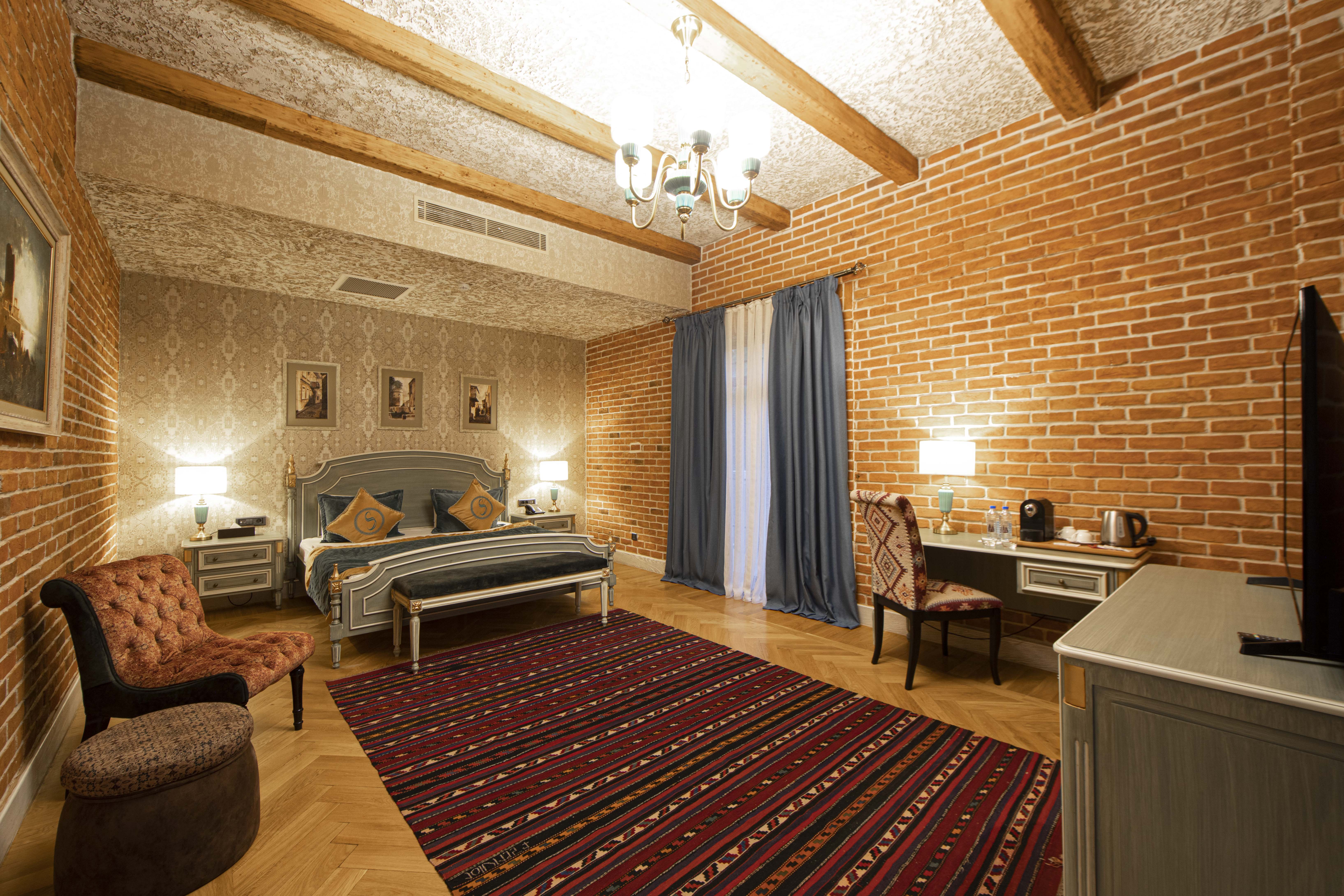 Double Single Executive