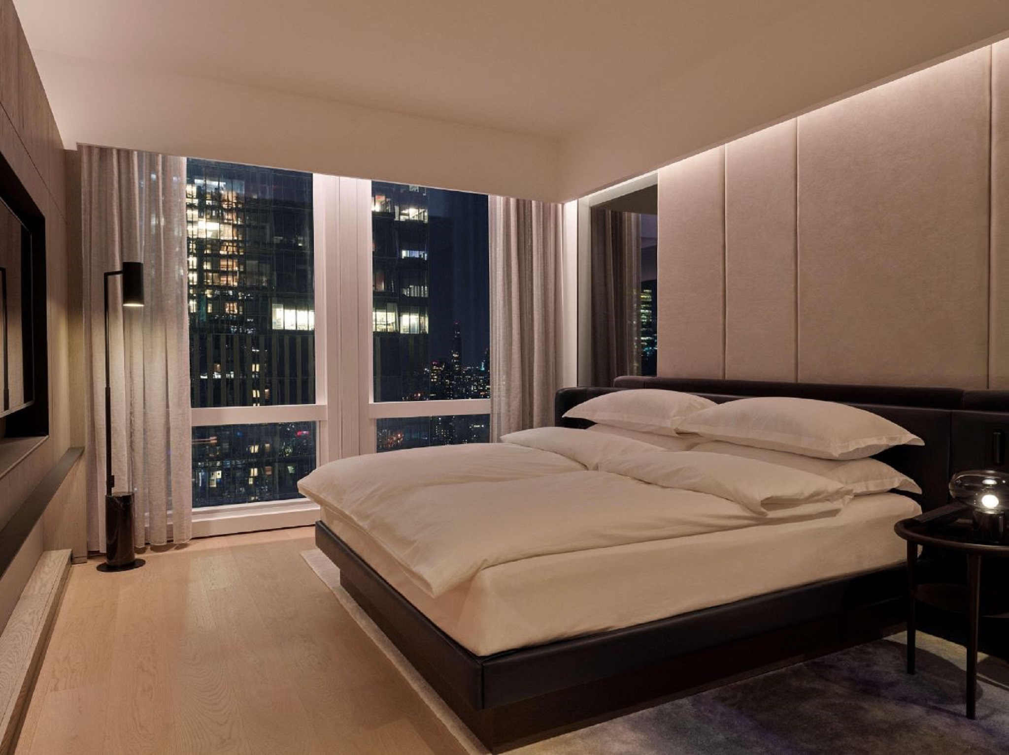 Suite Deluxe City View King Bed