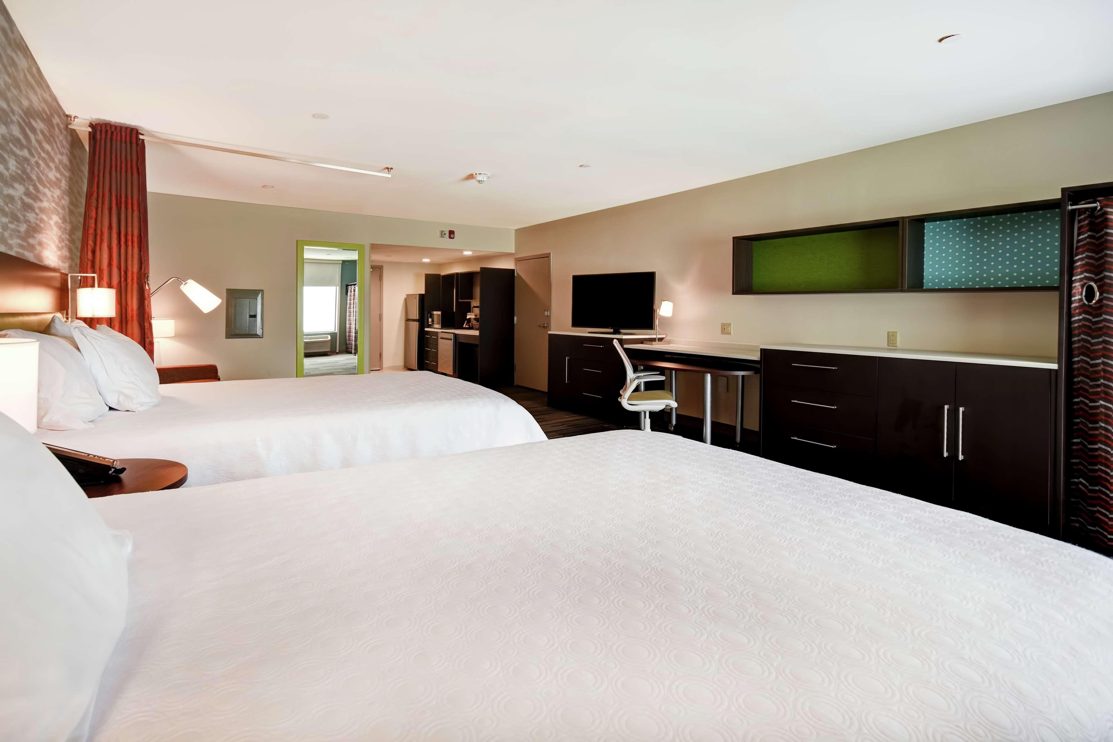 Studio Two Queen Beds