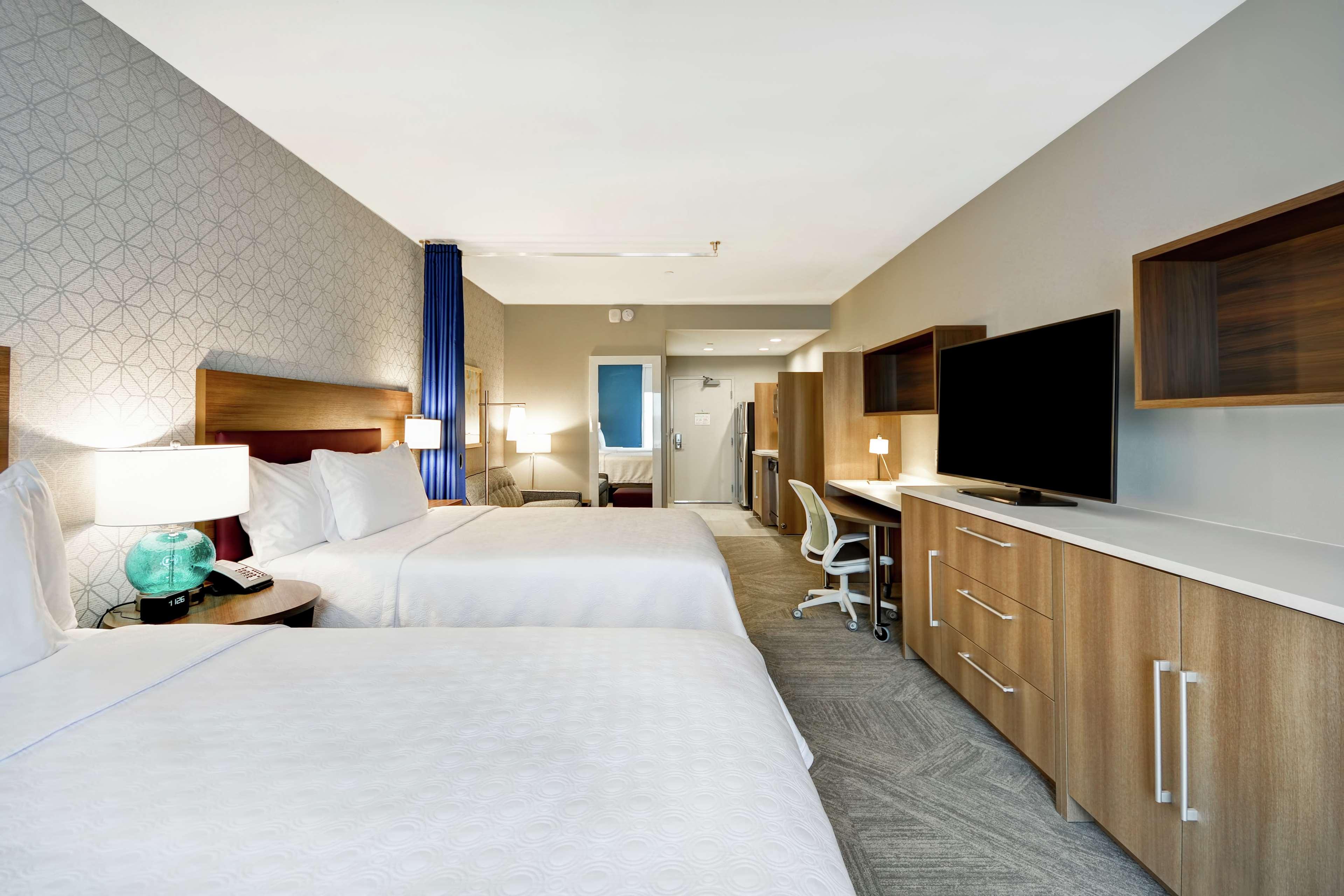 Studio Two Queen Beds