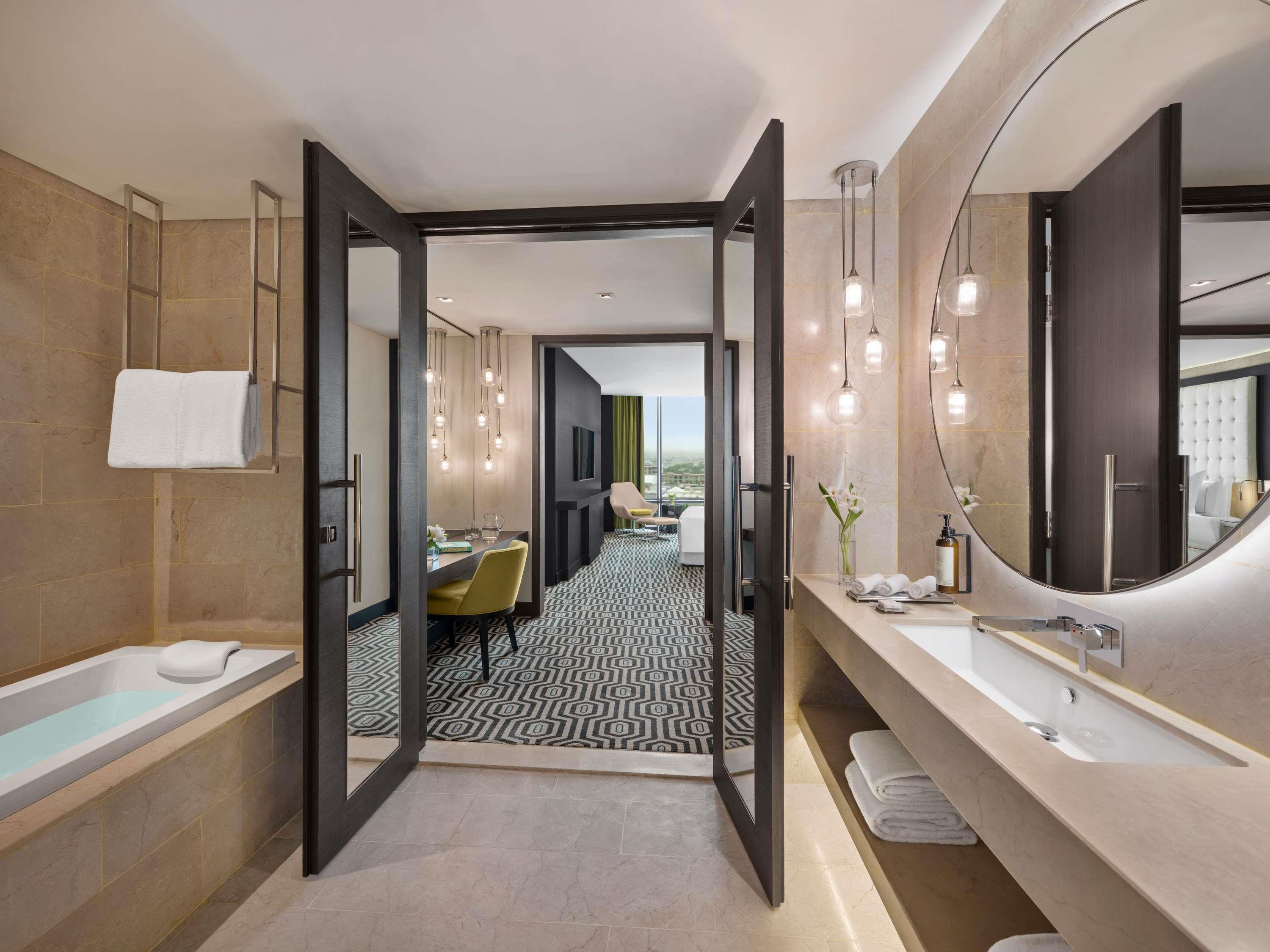 Suite Business King Bed