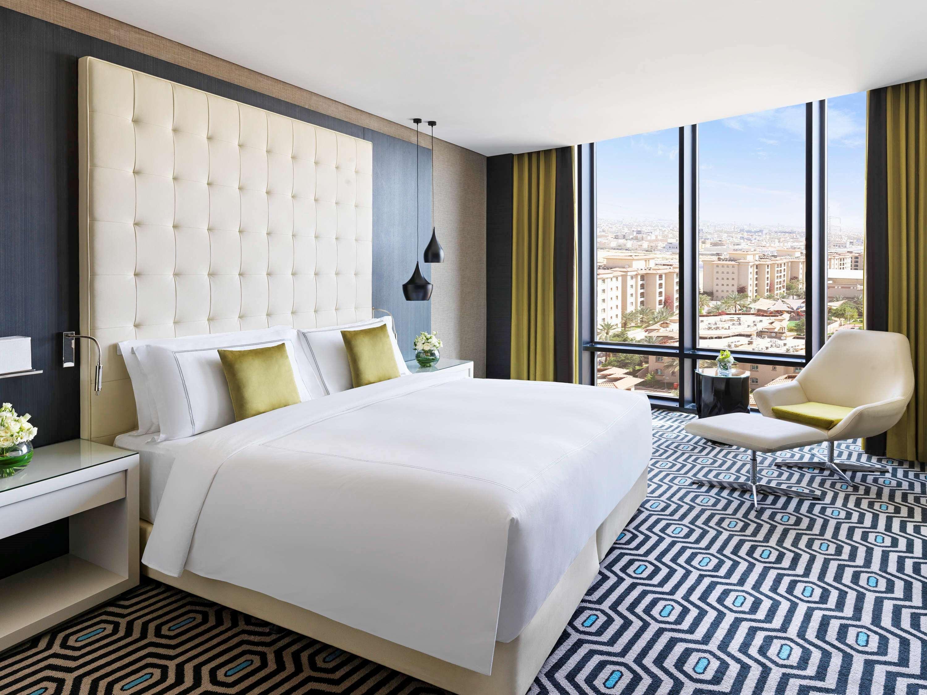 Suite Business King Bed