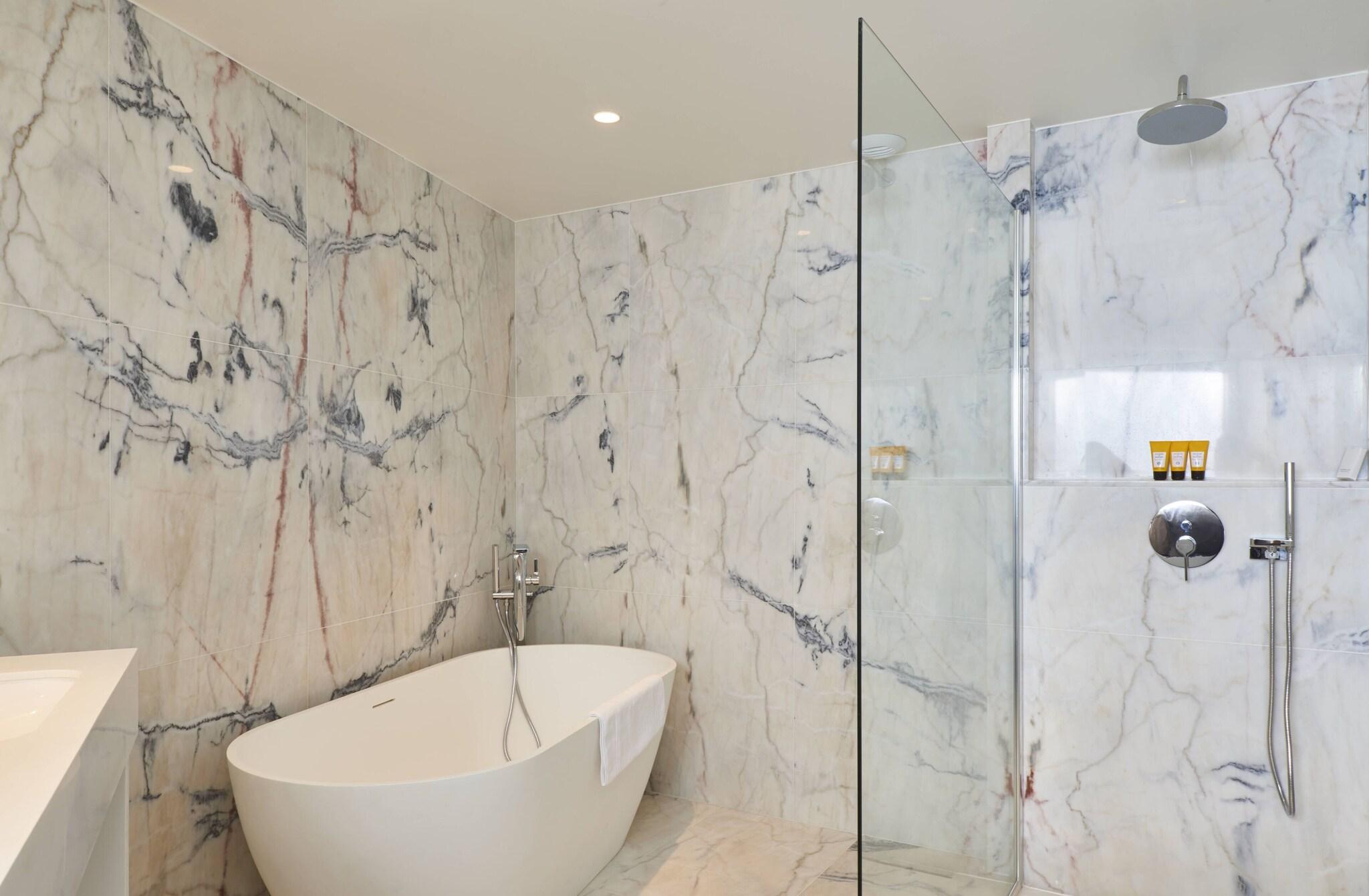 Junior Suite Sea View King Bed