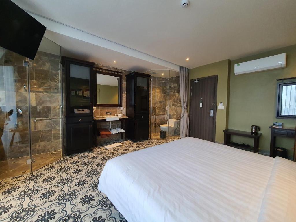 Double or Twin Deluxe Mountain View