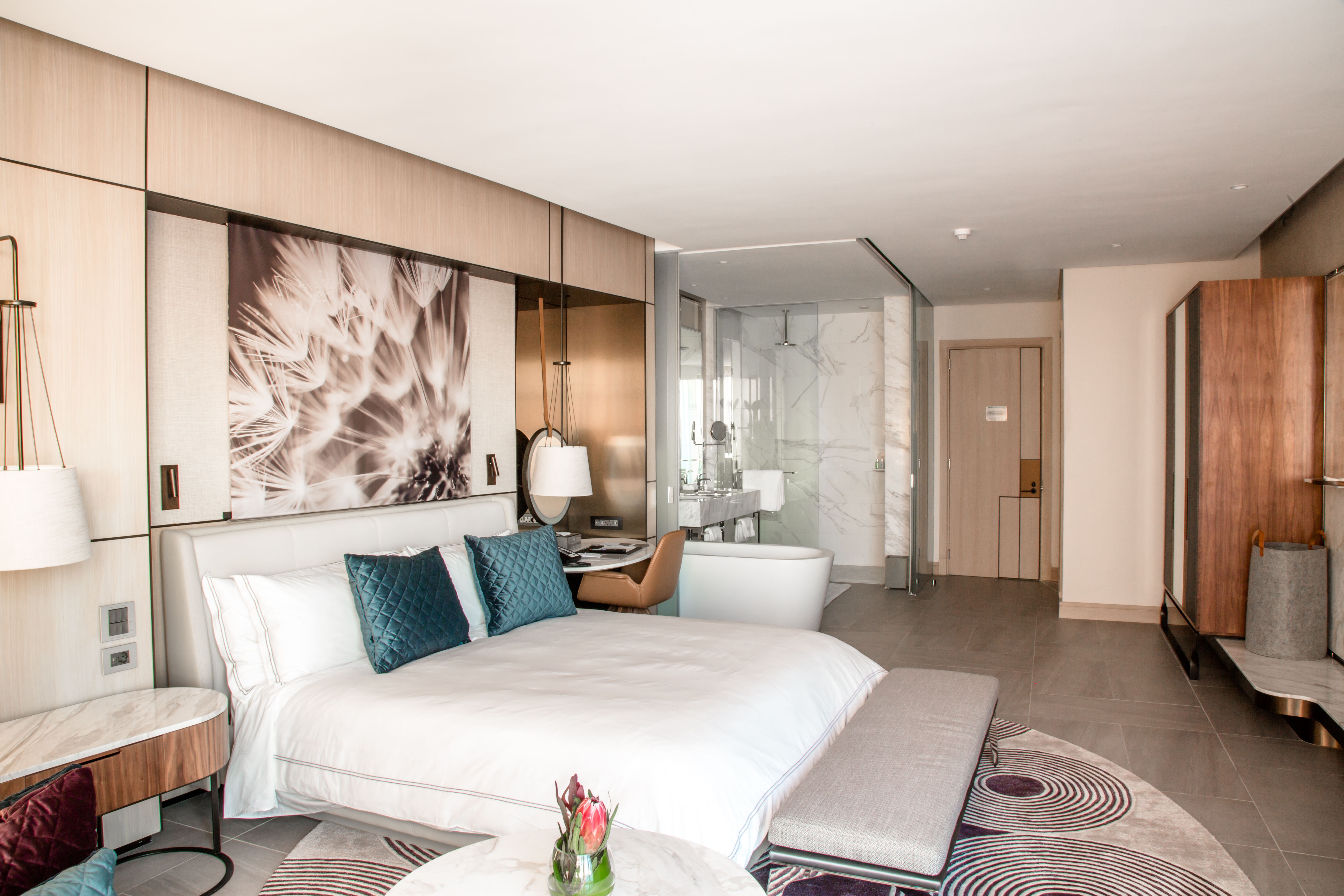 Suite Deluxe City View King Bed