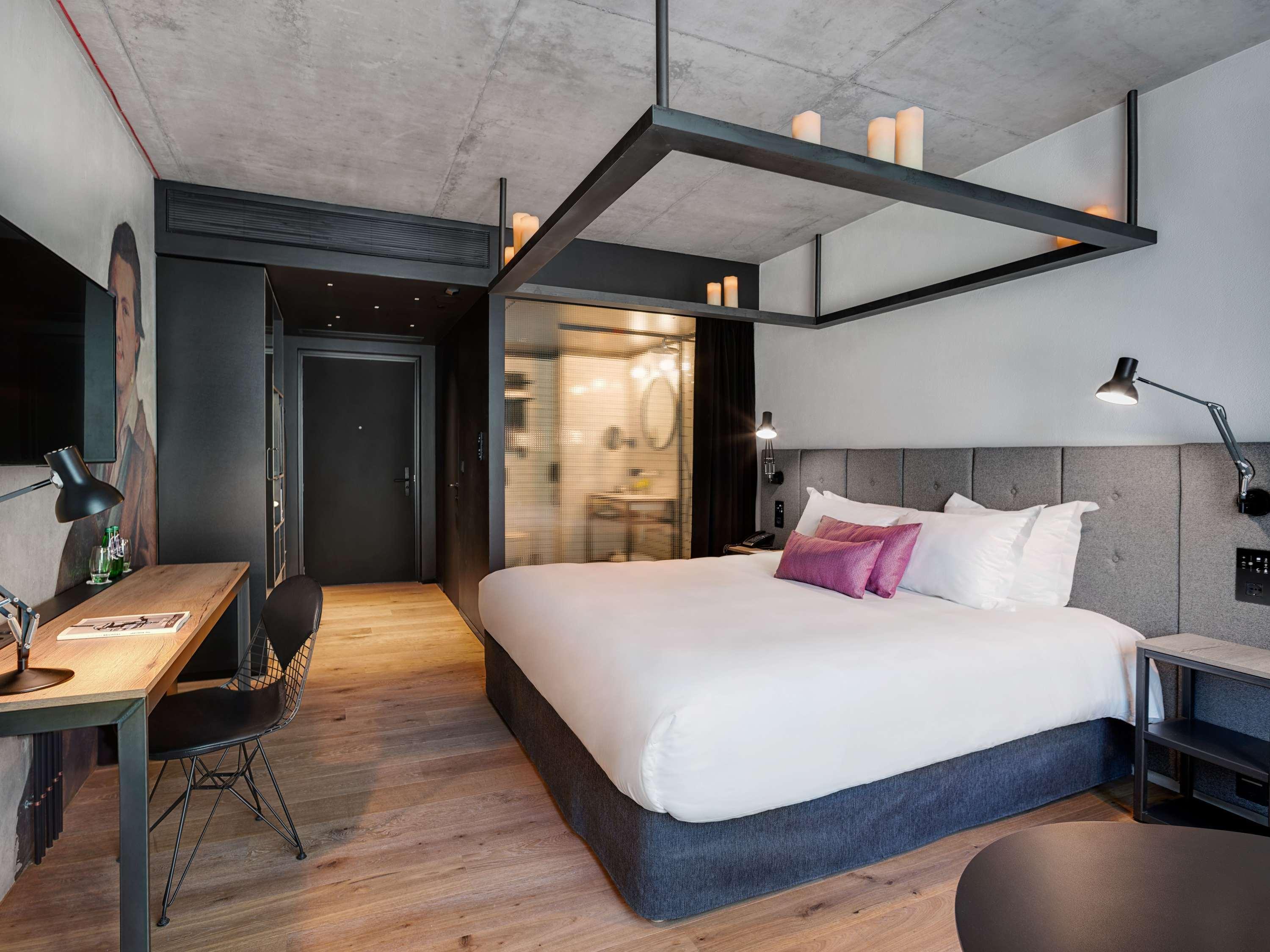 Double Classic Queen Bed