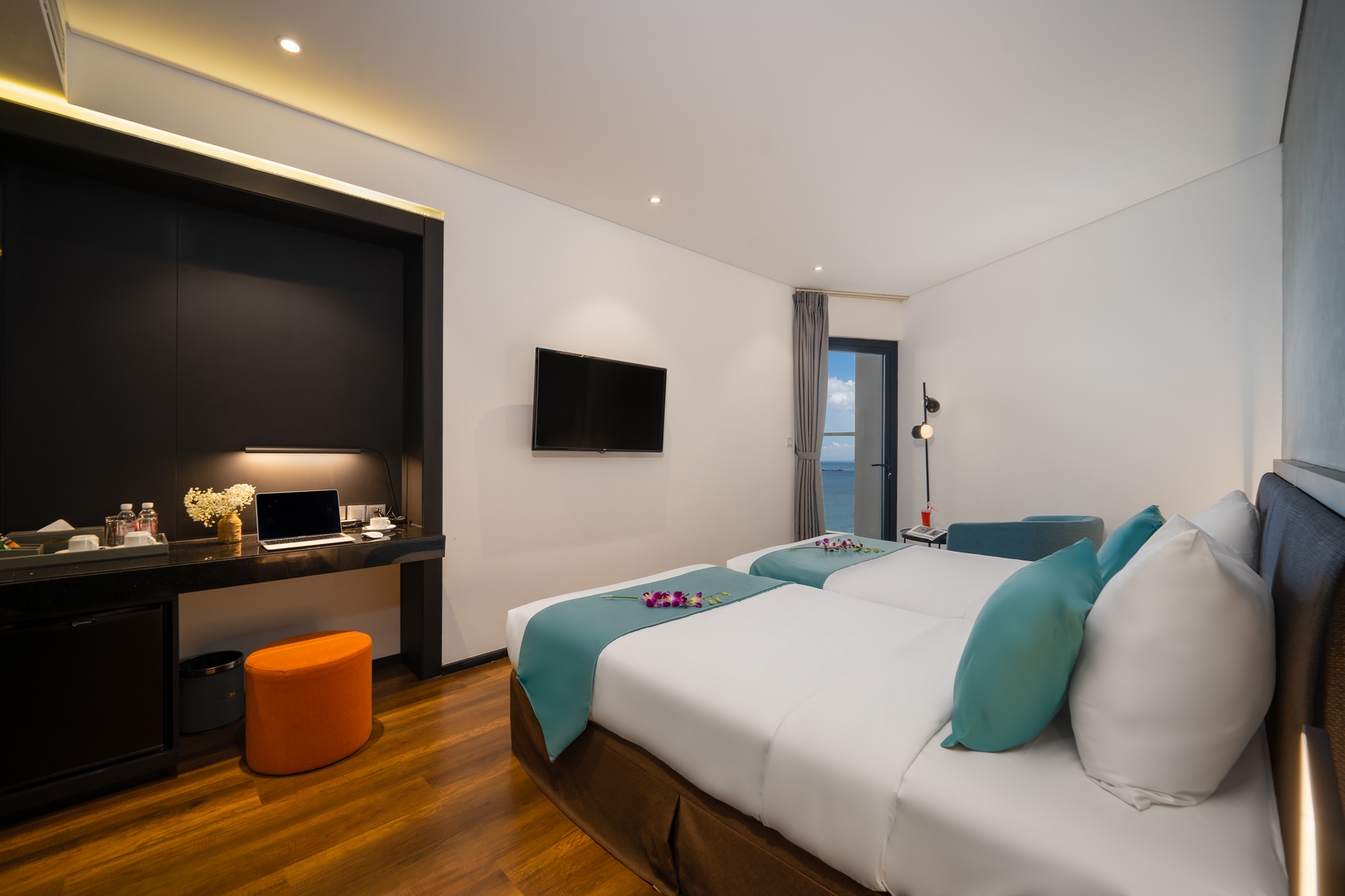 Twin Deluxe Partial Ocean View