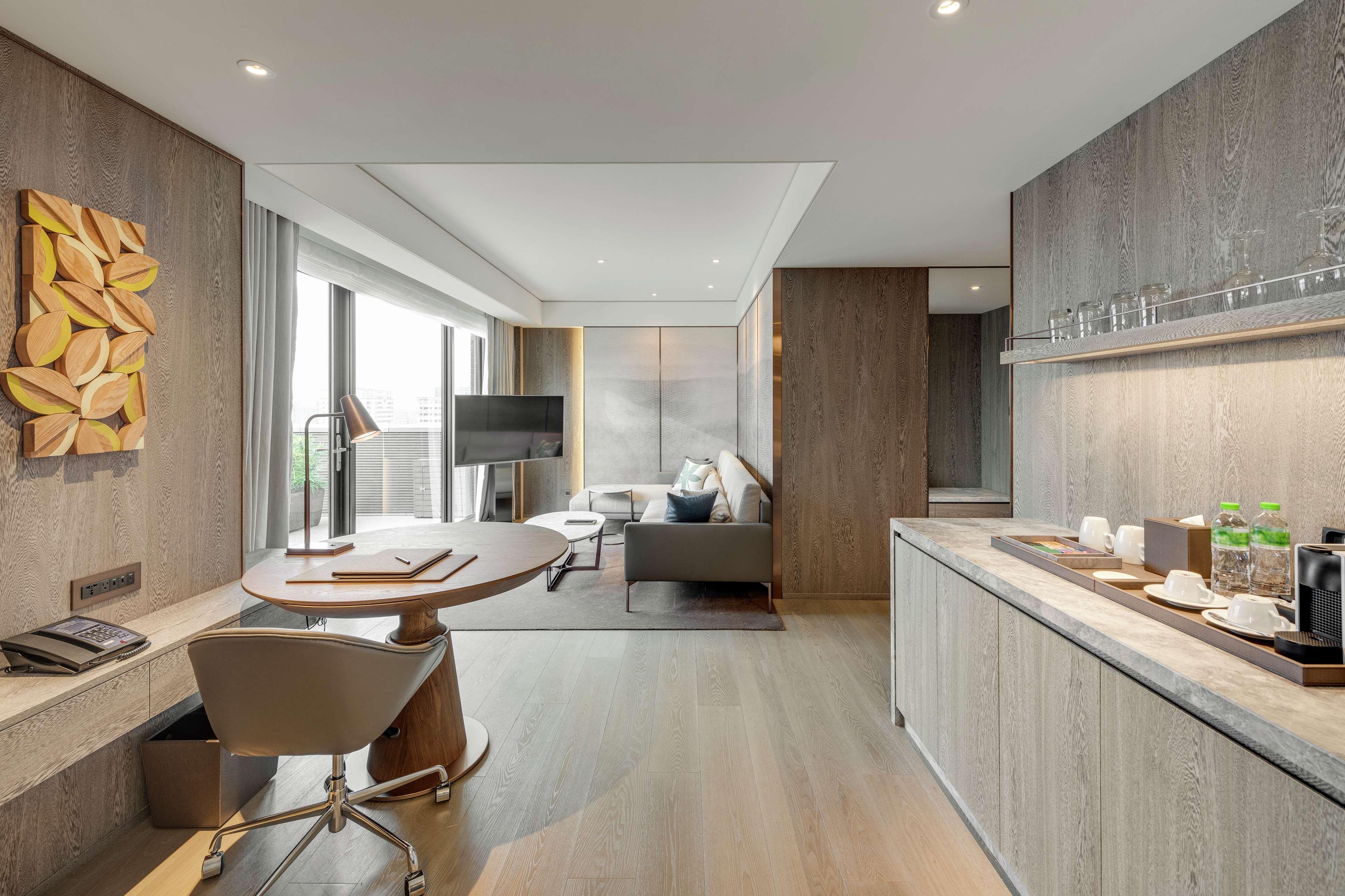 Suite Deluxe King Bed