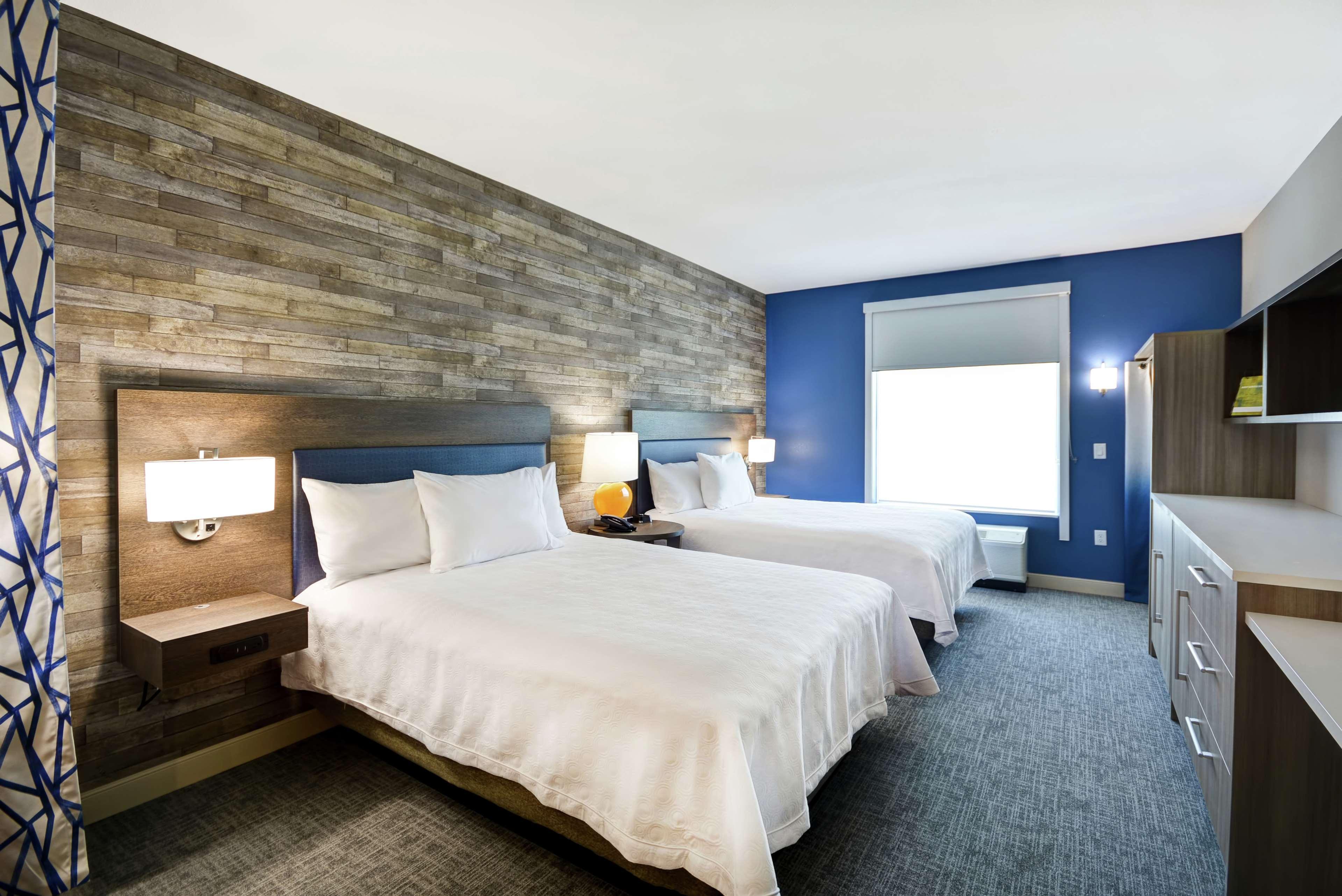 Studio Two Queen Beds