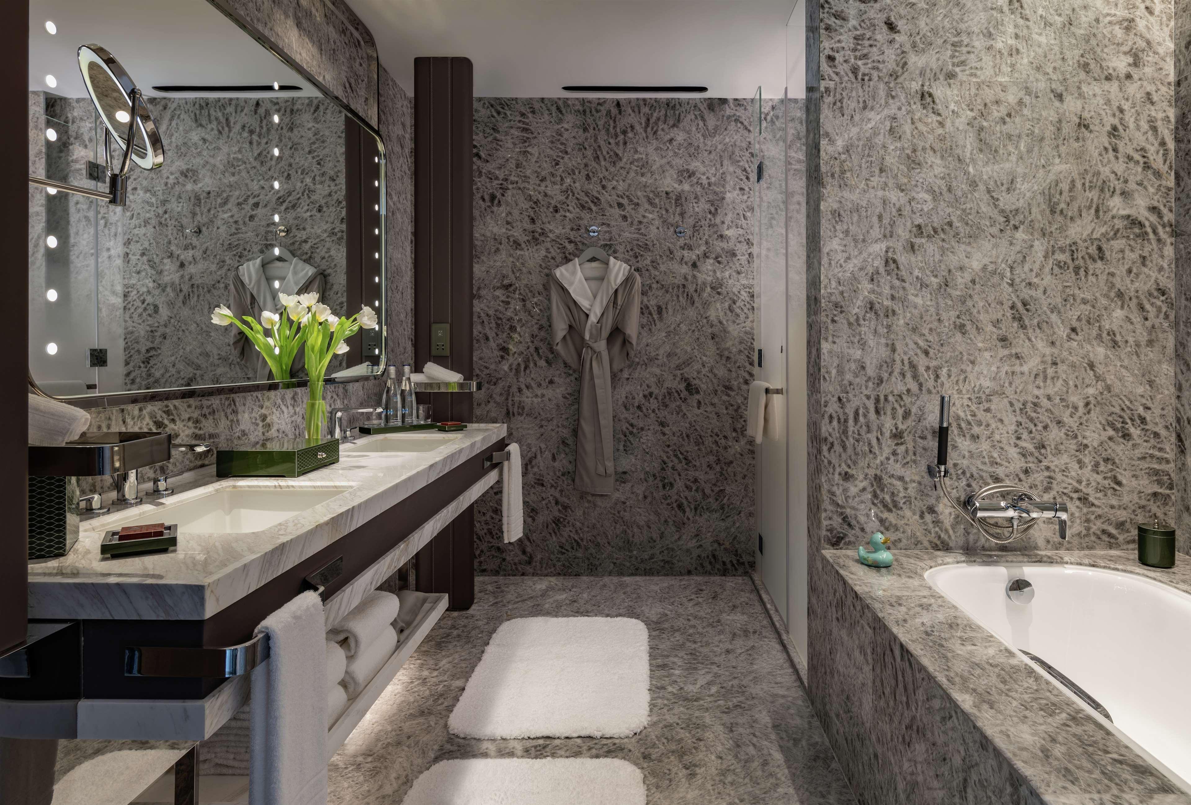 Suite Deluxe King Bed