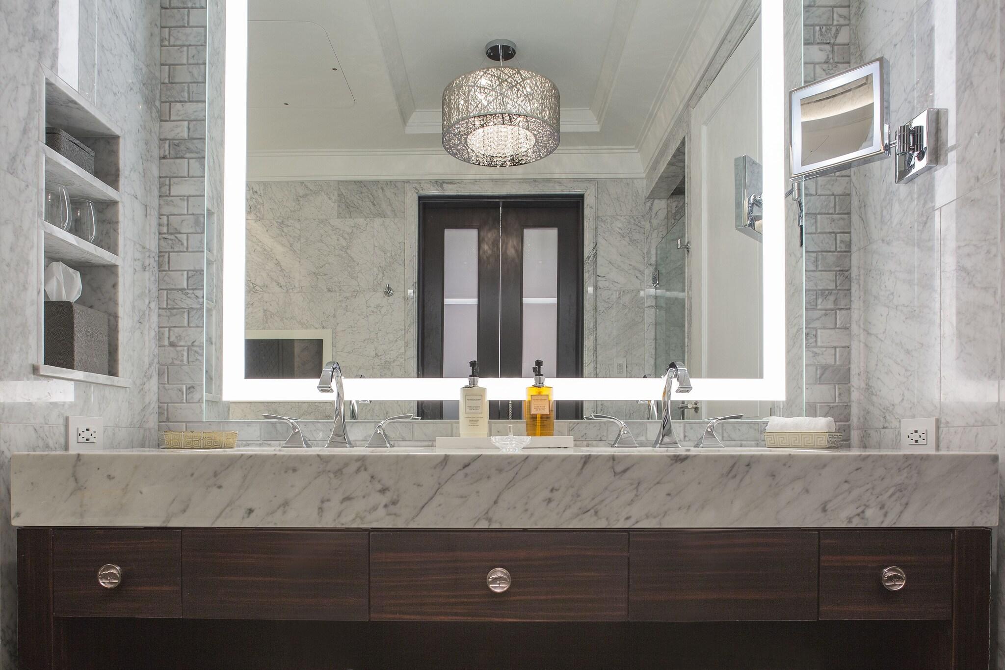 Suite Accessible King Size Bed