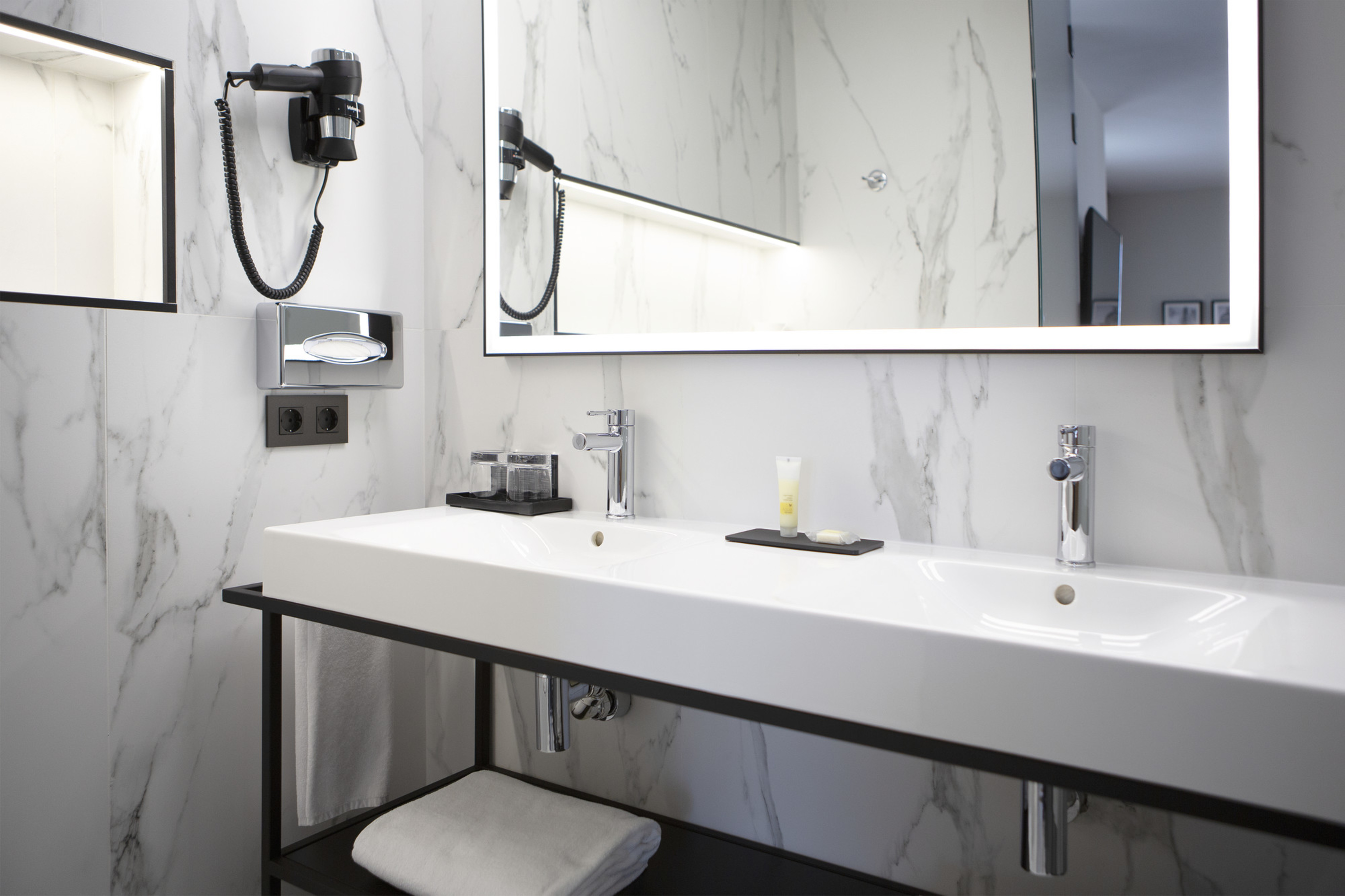 Twin Deluxe Superior