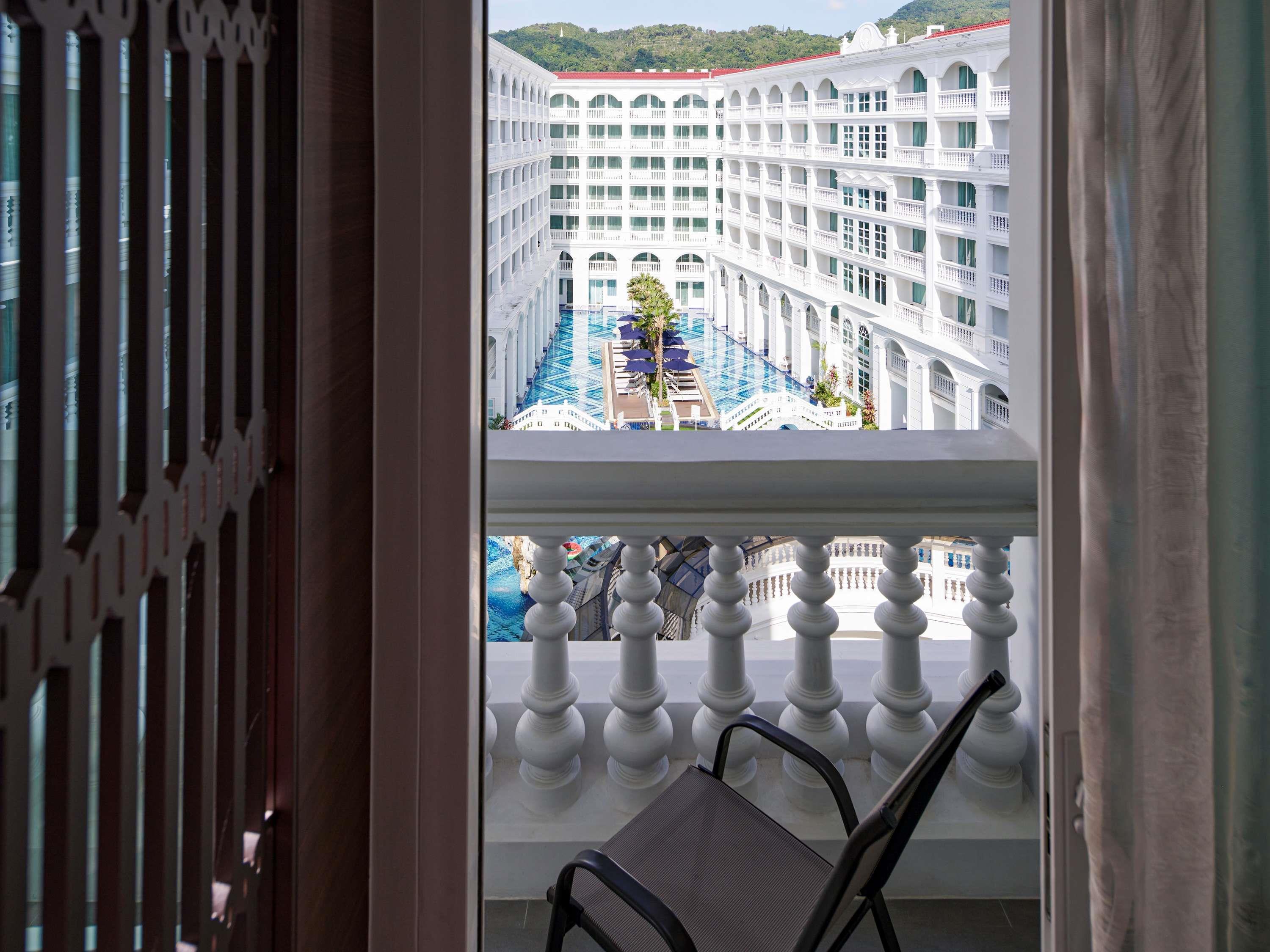 Twin Deluxe Pool View